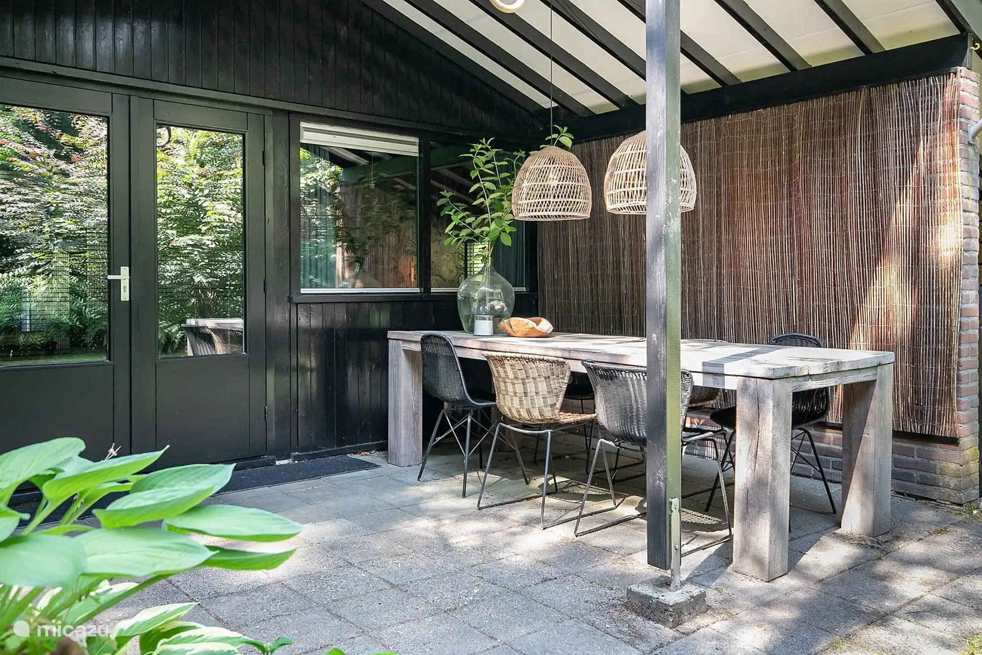 Overdekte veranda met grote tafel voor 6 personen
