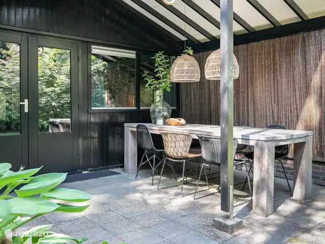 Chalet forestier atmosphérique | Pays-Bas, Overijssel, Giethmen - bungalow Véranda couverte avec grande table pour 6 personnes