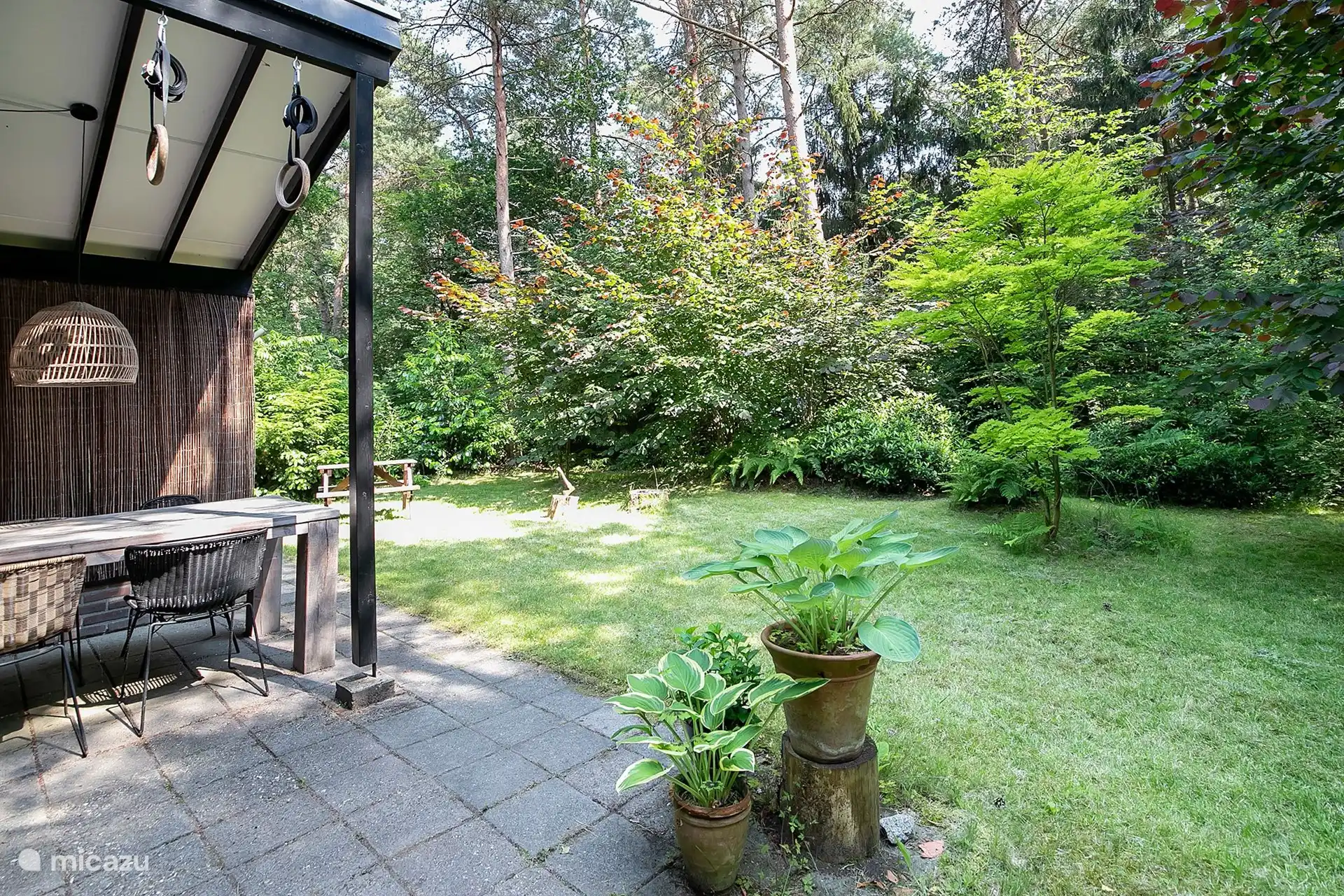 De tuin rondom het huisje is zoveel mogelijk in overeenstemming met het bos