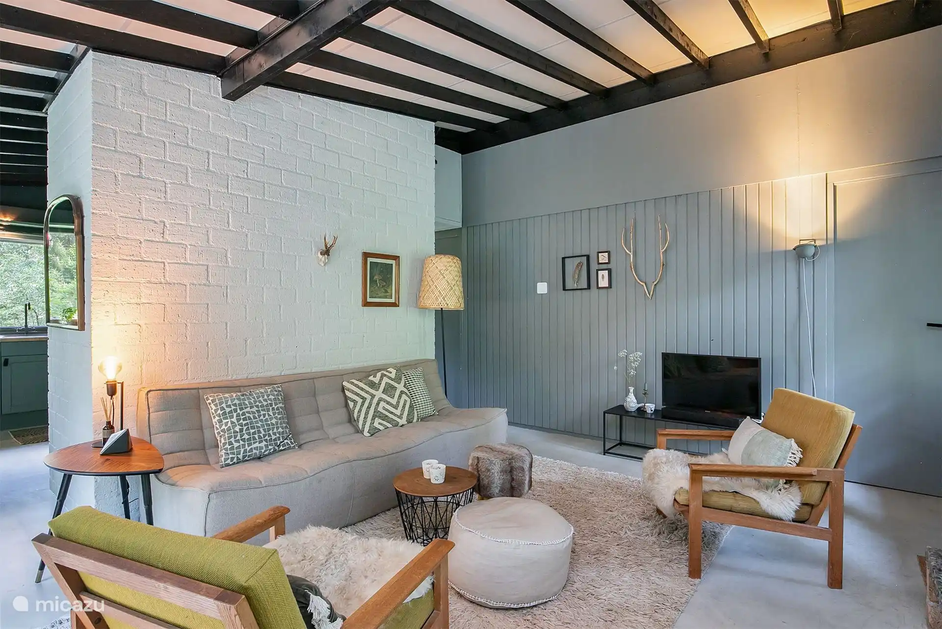 Woonkamer met comfortabele bank en fauteuils