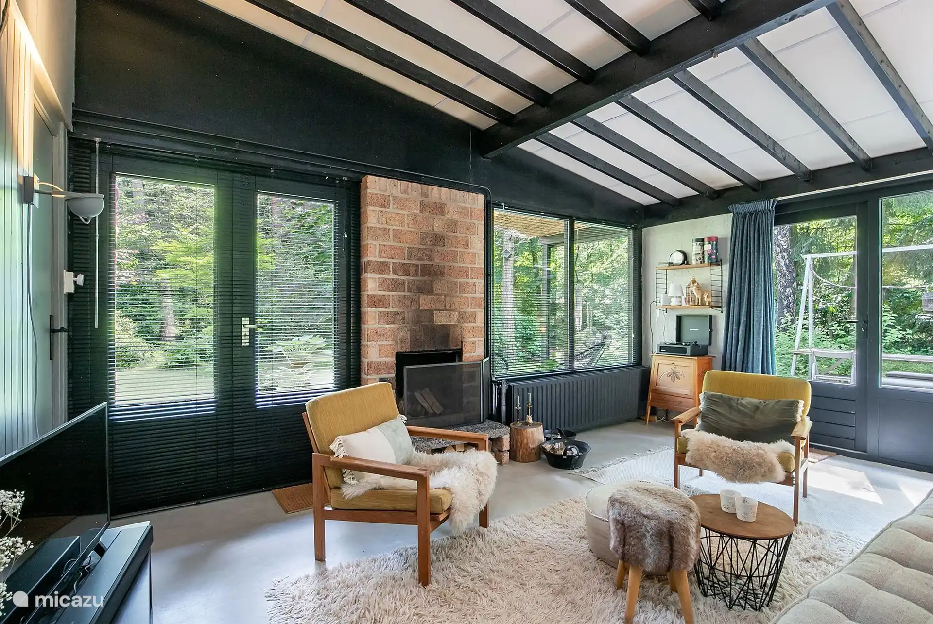 Woonkamer met open haard