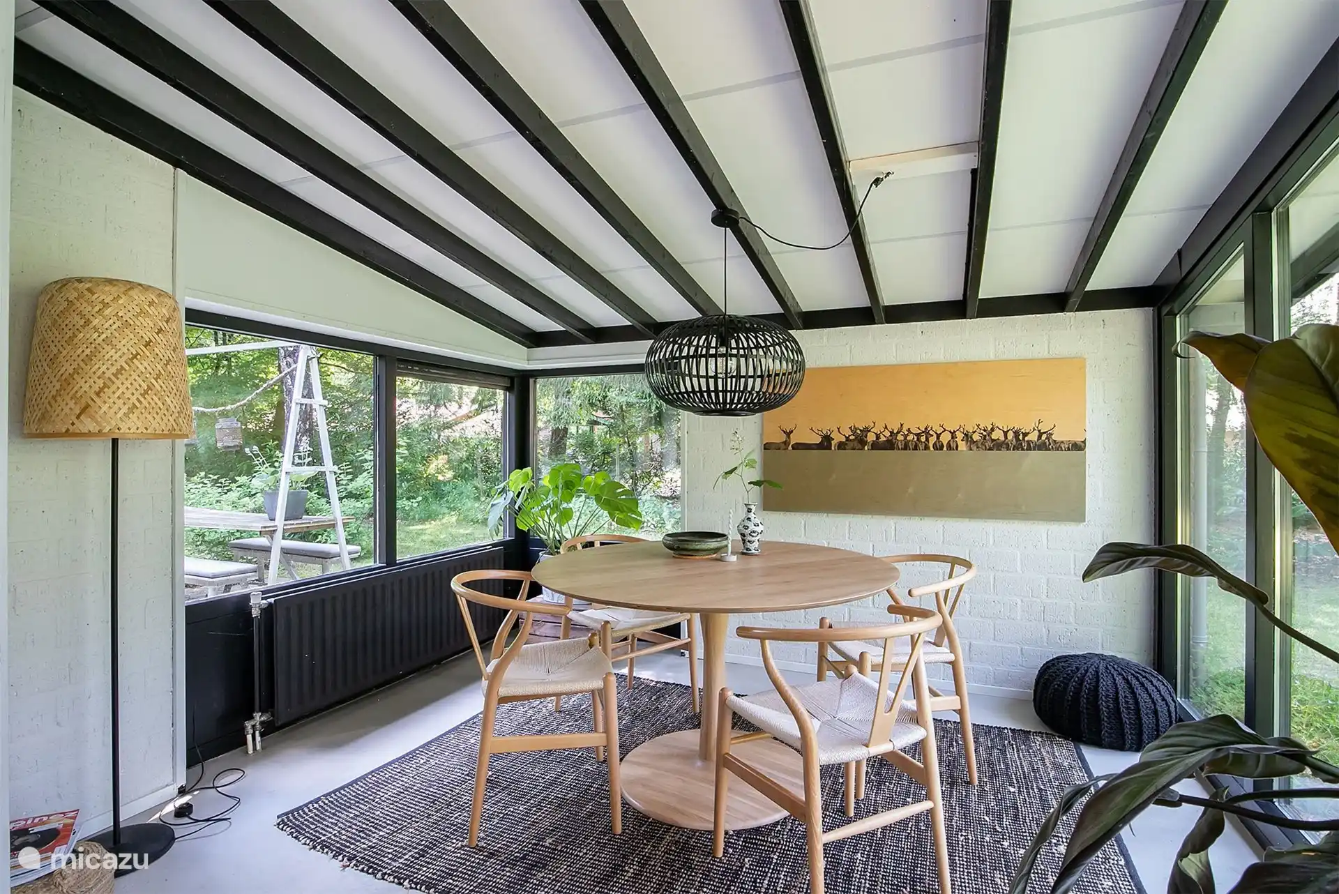 Eetkamer met uitzicht op het bos