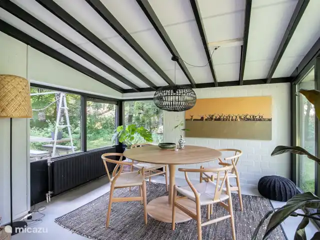 Chalet forestier atmosphérique | Pays-Bas, Overijssel, Giethmen - bungalow Salle à manger avec vue sur la forêt