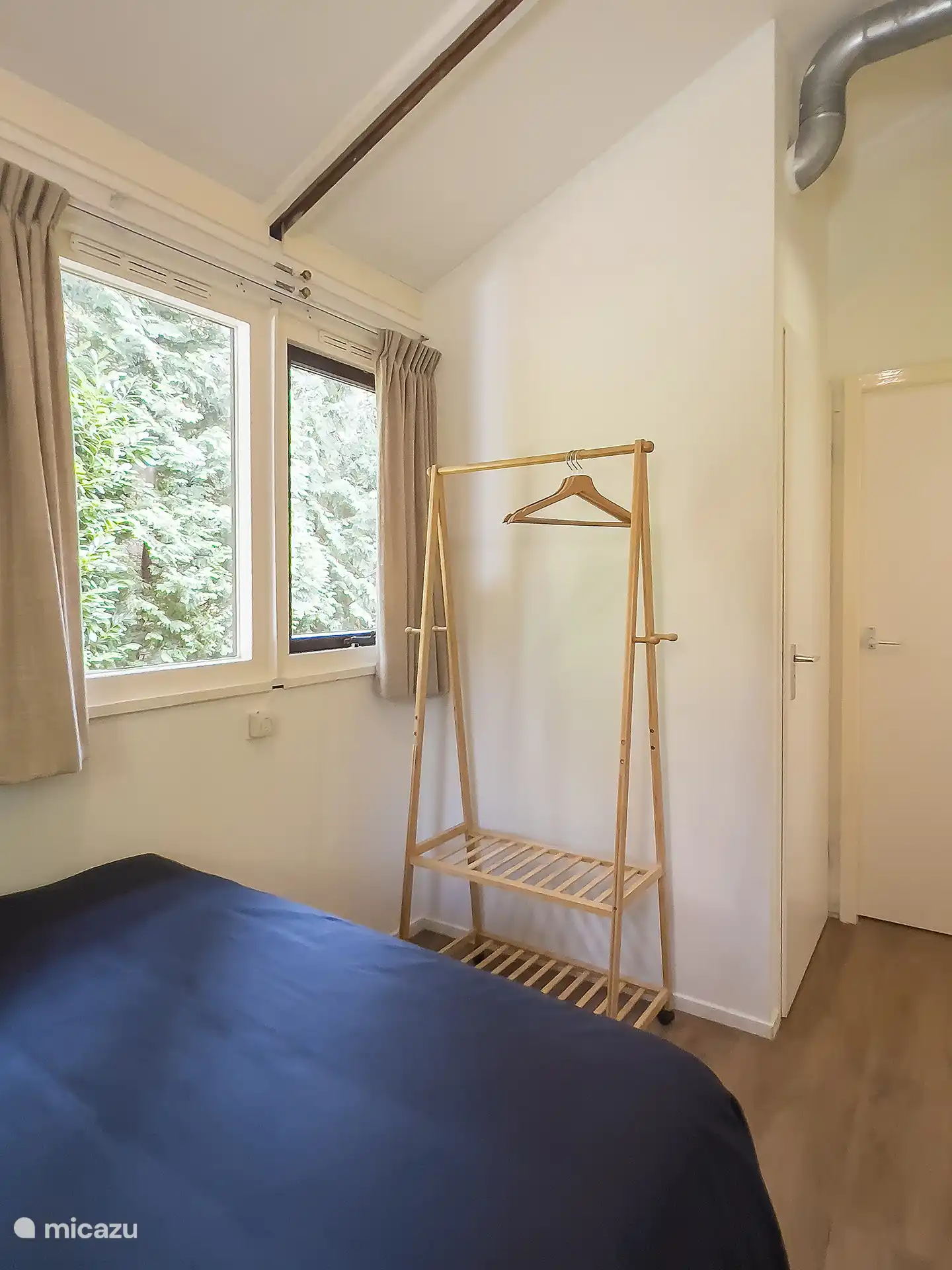 Schlafzimmer #2 mit Zugang zur Toilette, Badezimmer und anderen Schlafzimmern.