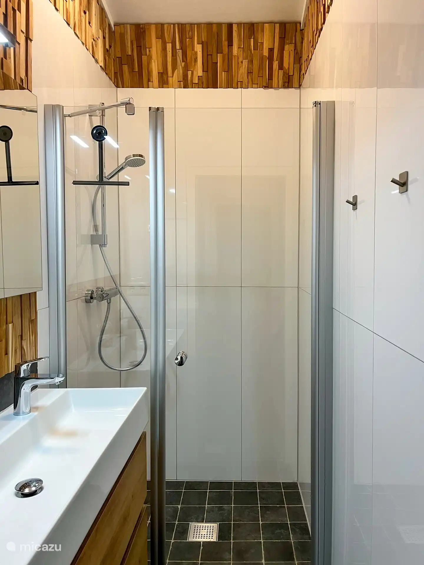 Badezimmer mit Waschbecken für 2 Personen und geräumiger Dusche