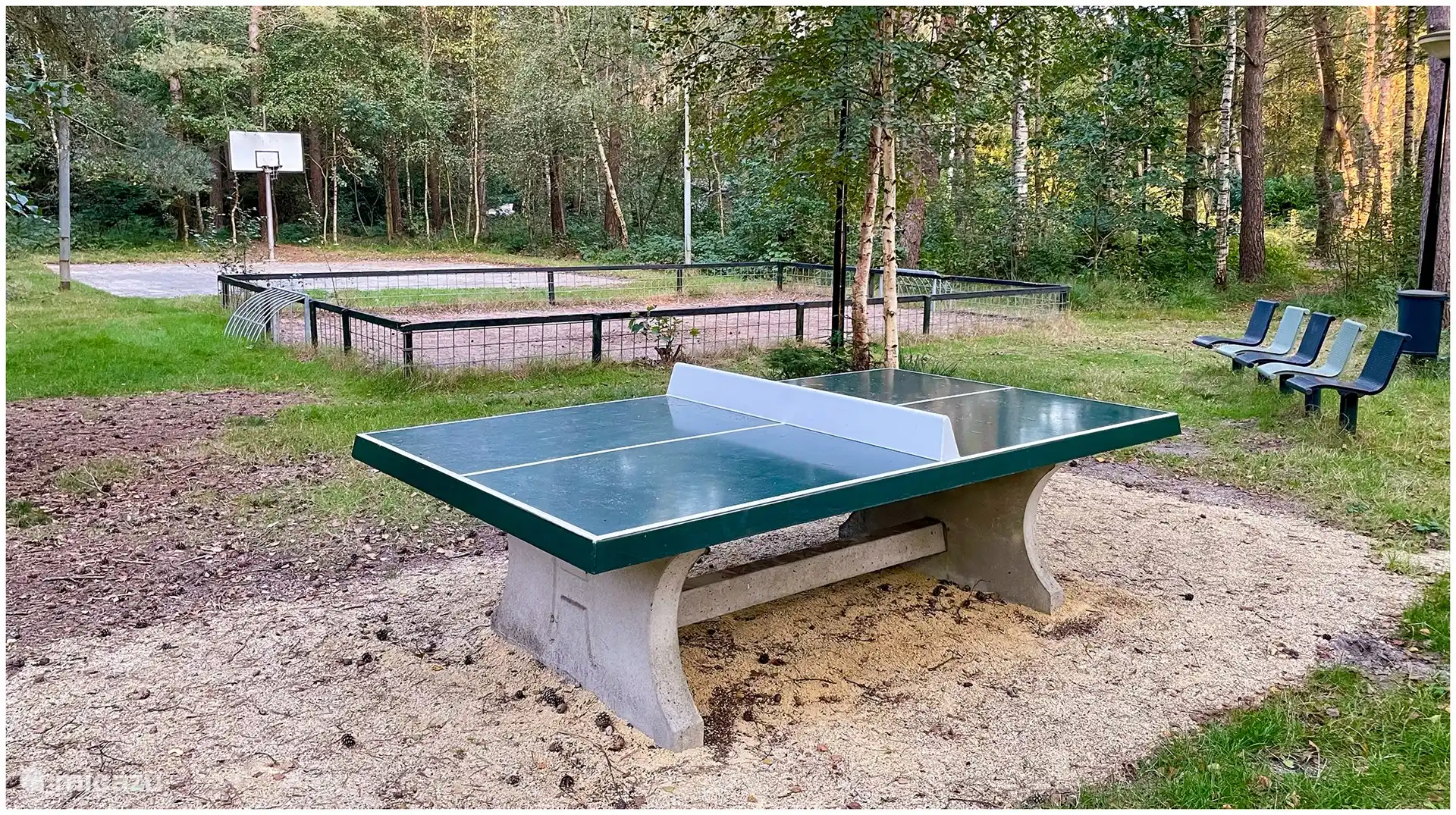 Tischtennisplatte, Panna-Platz und Basketballplatz.