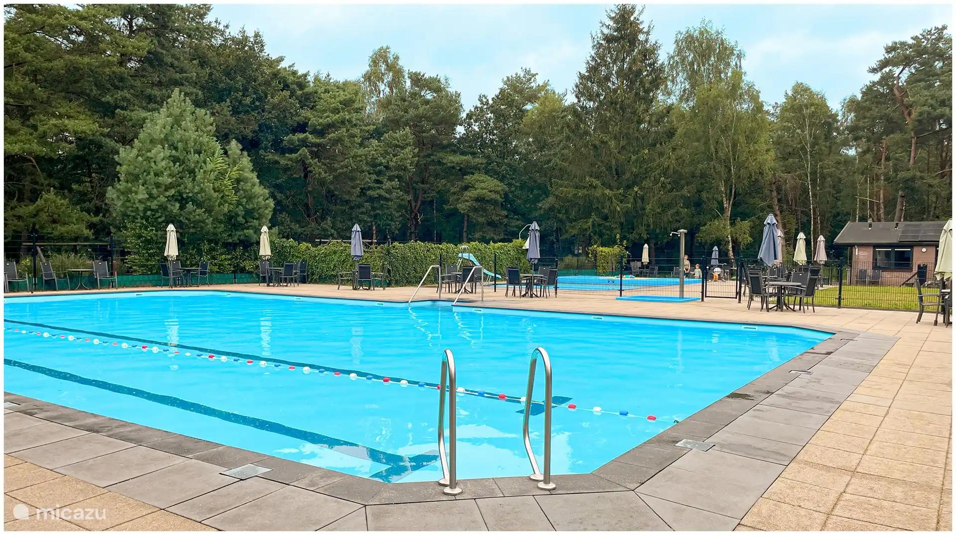 Schwimmbad. Geöffnet von Mitte Mai - Mitte September. Es gibt auch zwei Planschbecken und eine Rasenfläche für die Kleinen.