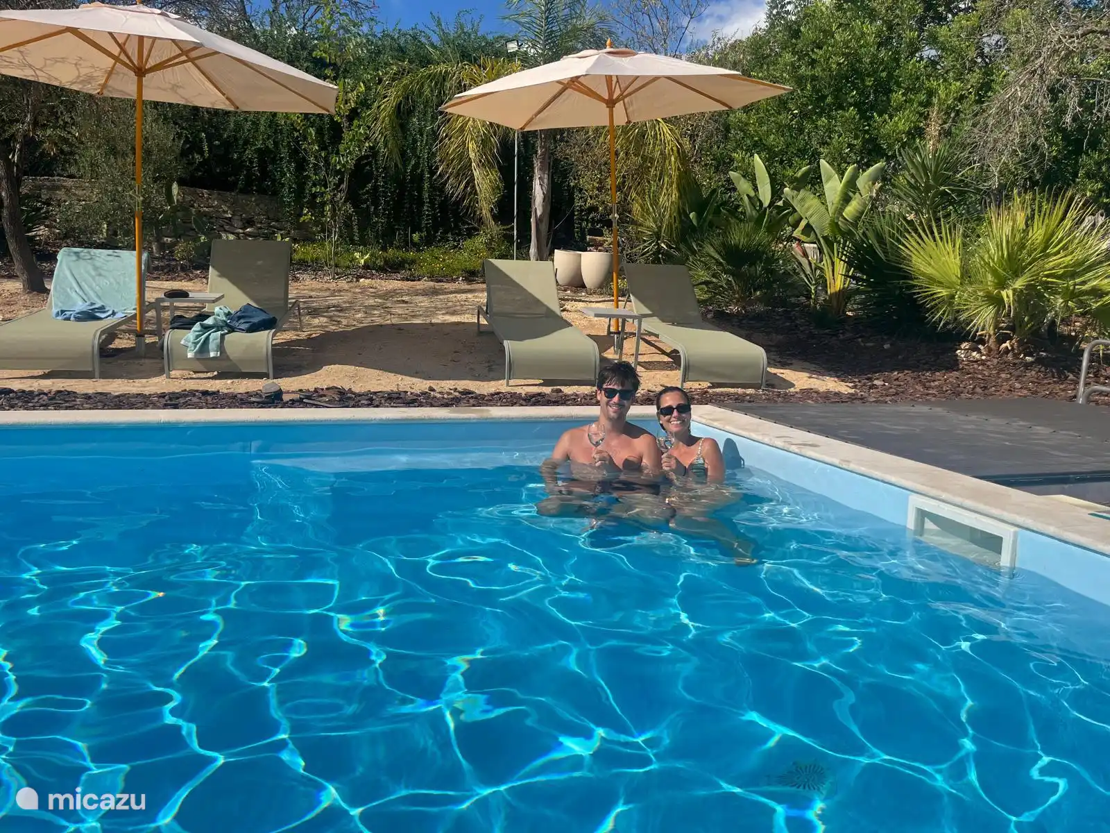 Genieten van elkaar en een drankje in het zwembad