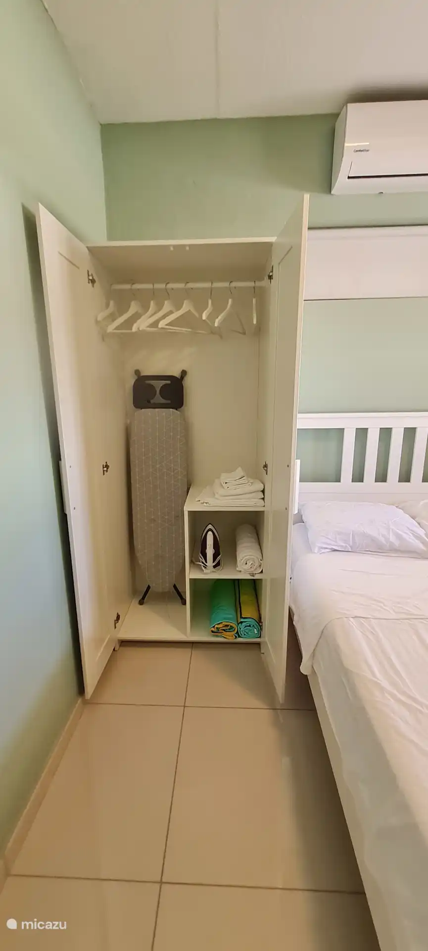 Slaapkamer is voorzien van strijkplank en strijkijzer. 