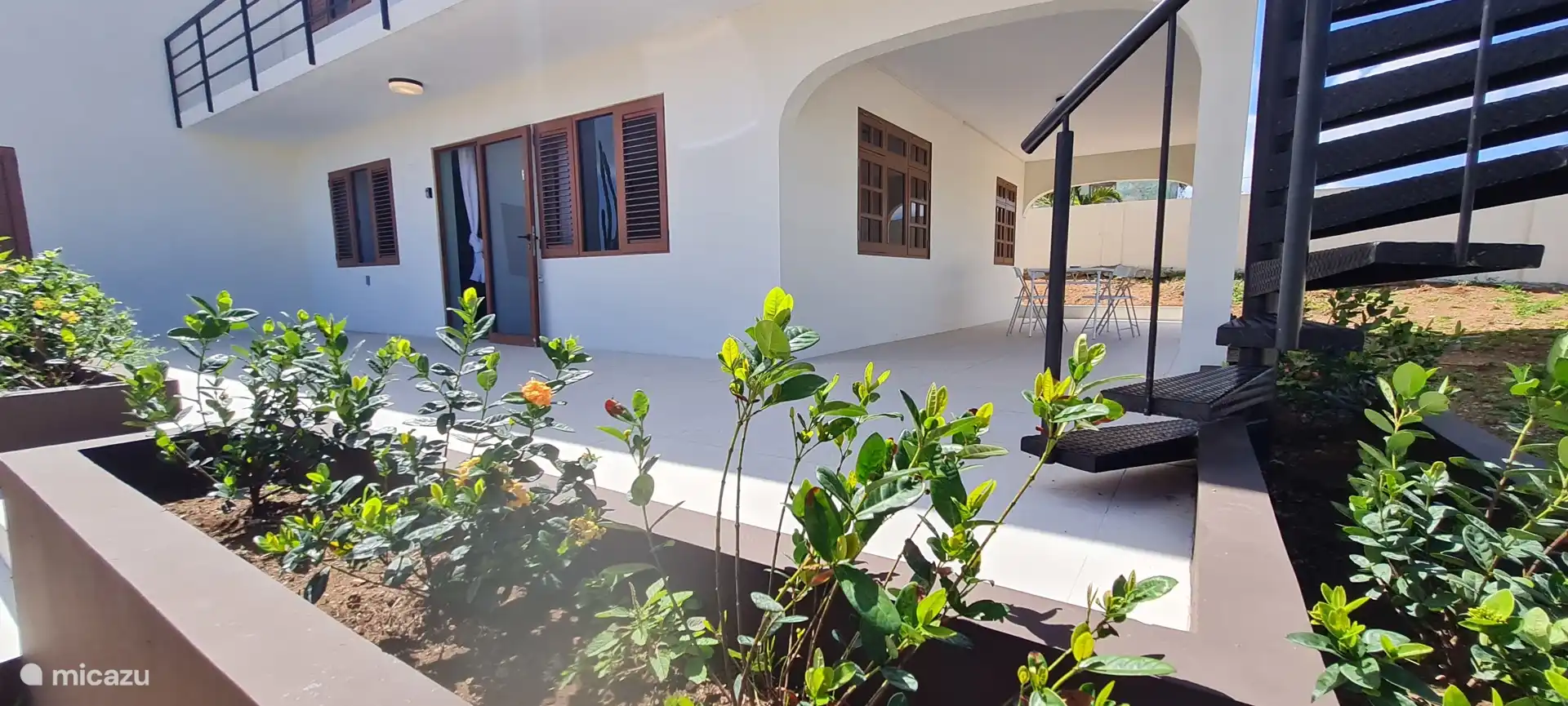 Zicht op ingang en eigen veranda 