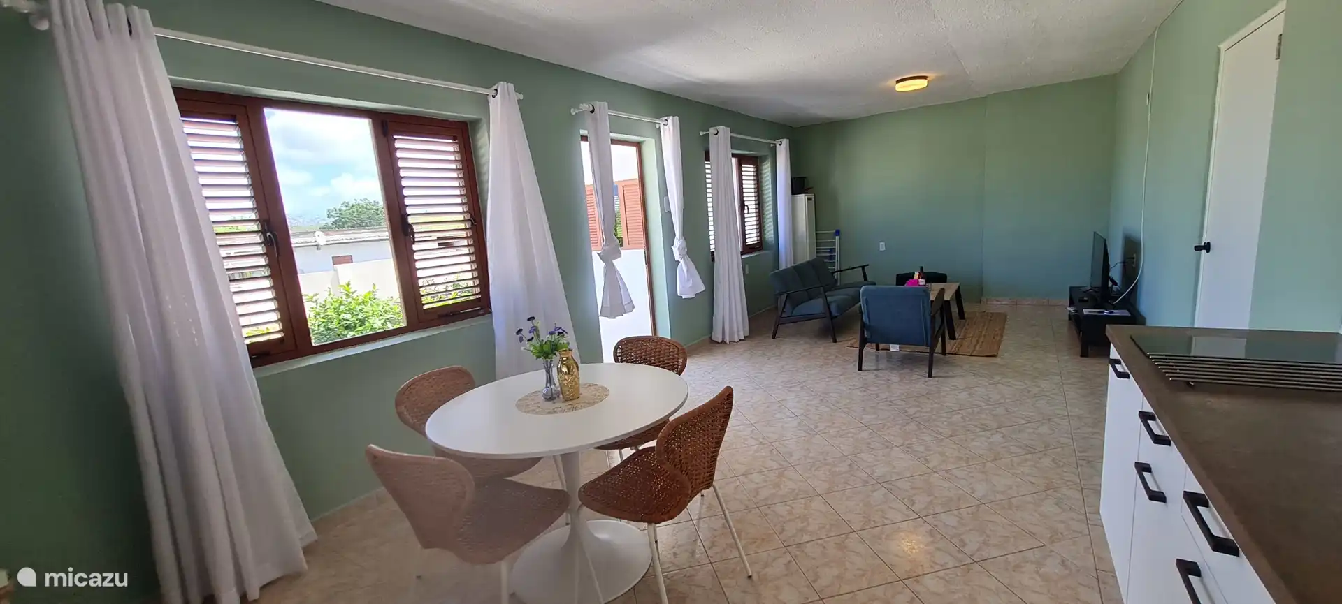 Eetruimte, ingang en woonkamer