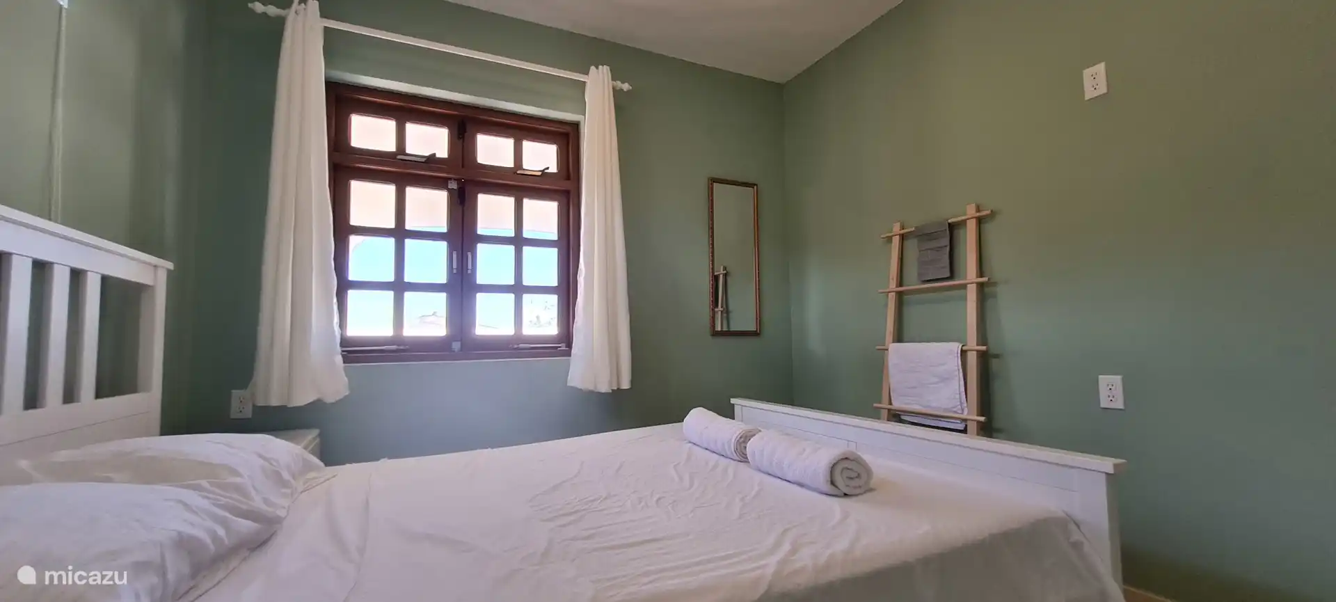 slaapkamer met queen size bed