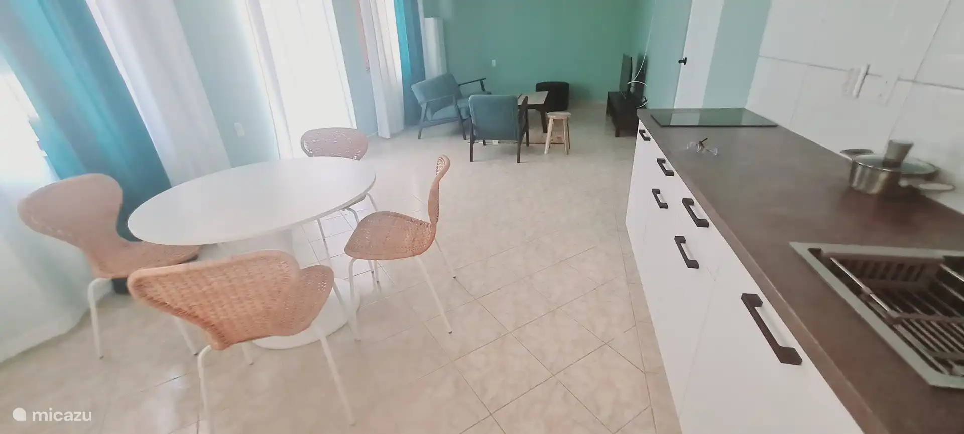 Küche und Wohnzimmer 