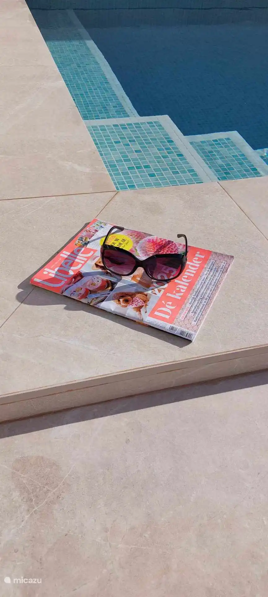 Feliz junto a la piscina