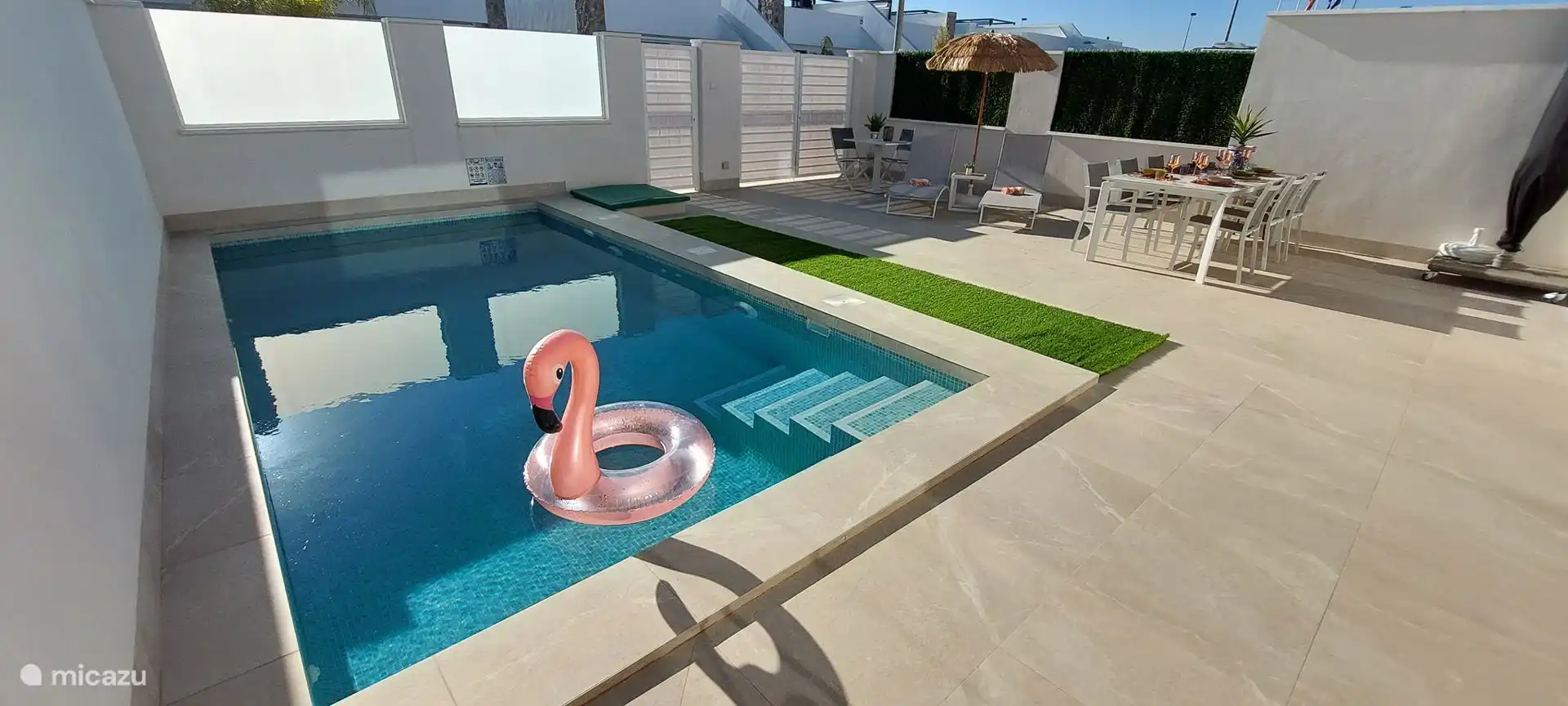 Piscina privada y gran terraza delantera