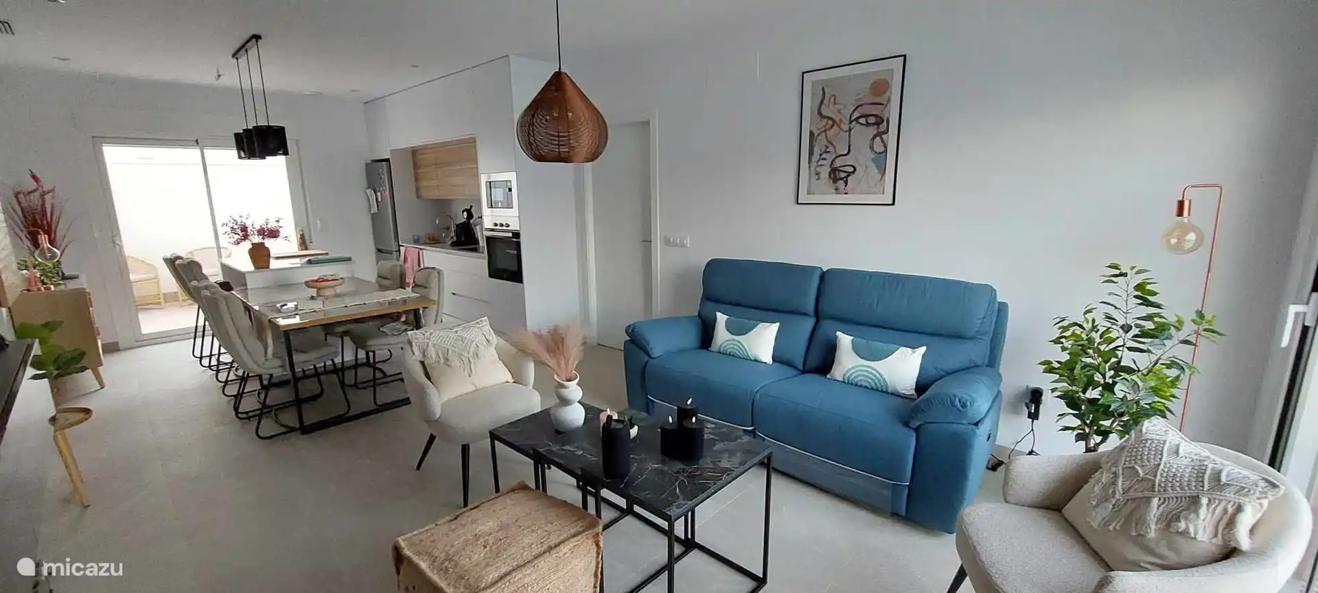 Salón de planta abierta con cocina