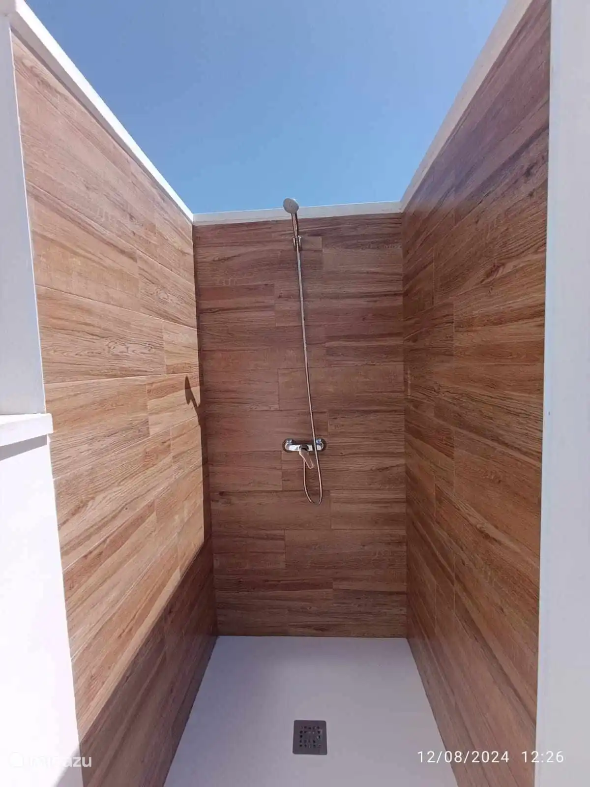 Ducha exterior en la azotea (solárium)