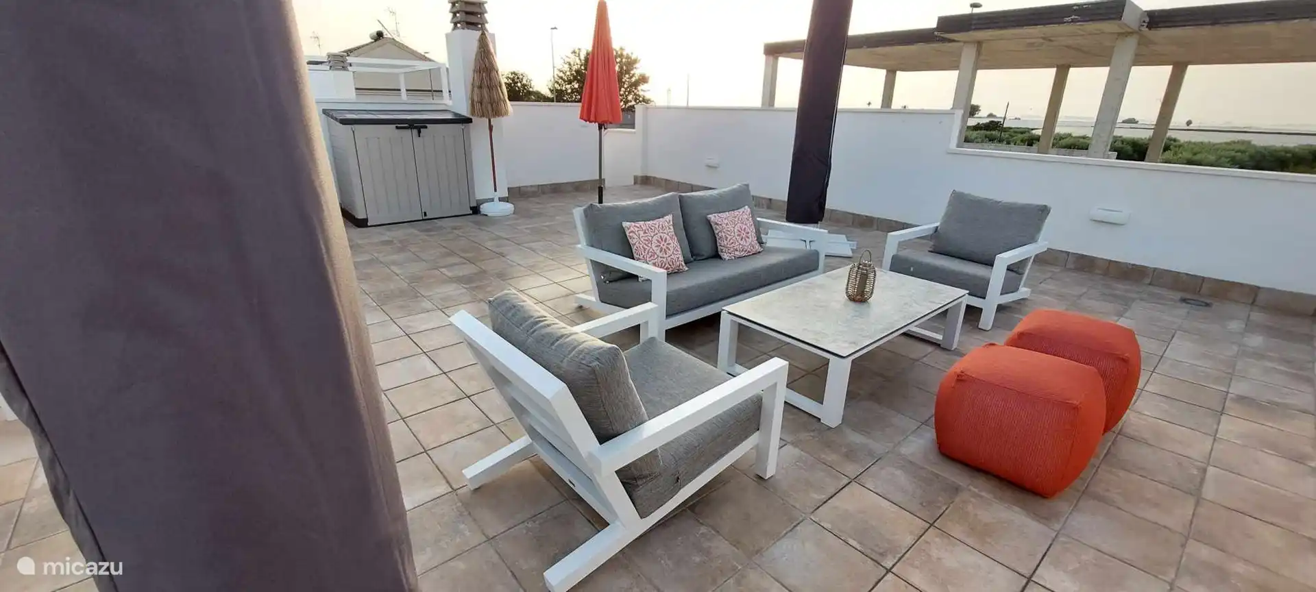 descansa en la terraza de la azotea, con muchas sombrillas disponibles