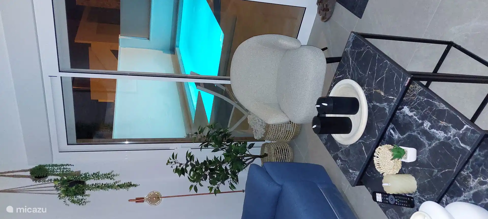 Piscina por la noche