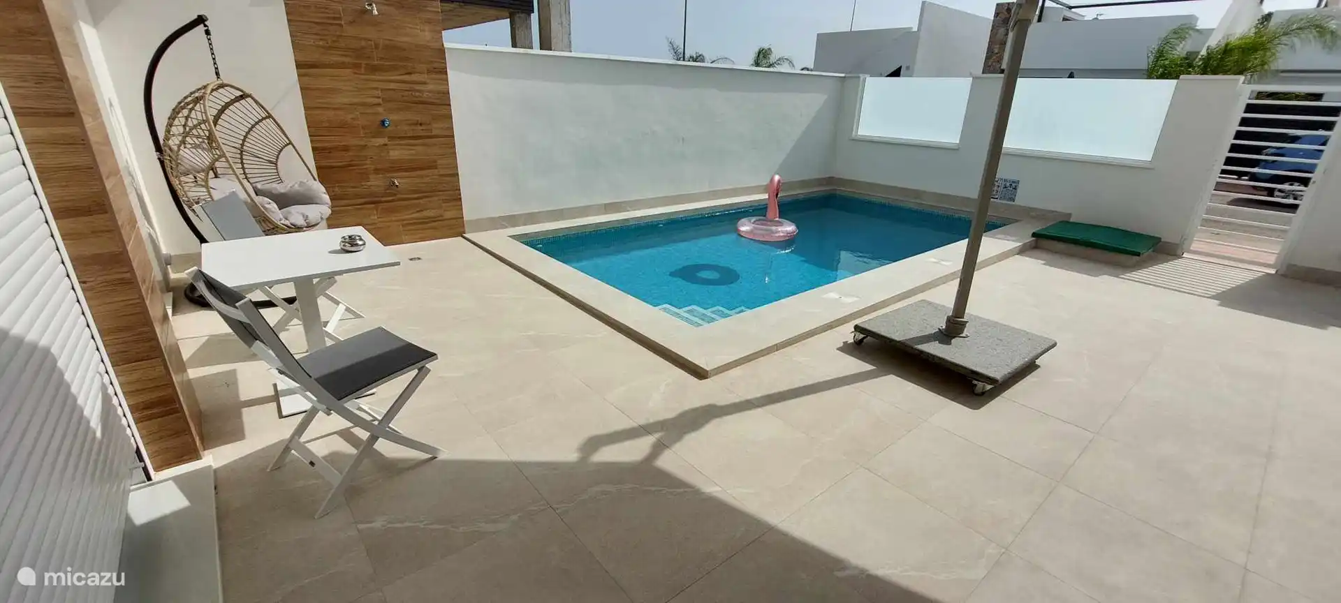 Piscina privada de 3x6 m con ducha