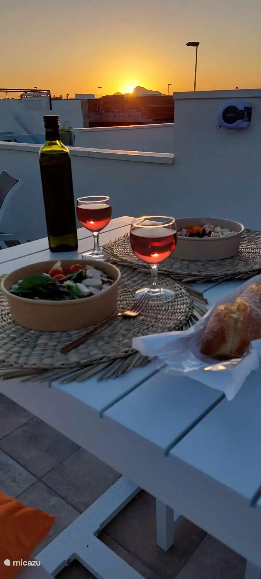 disfruta de la hermosa puesta de sol en el Mar Menor