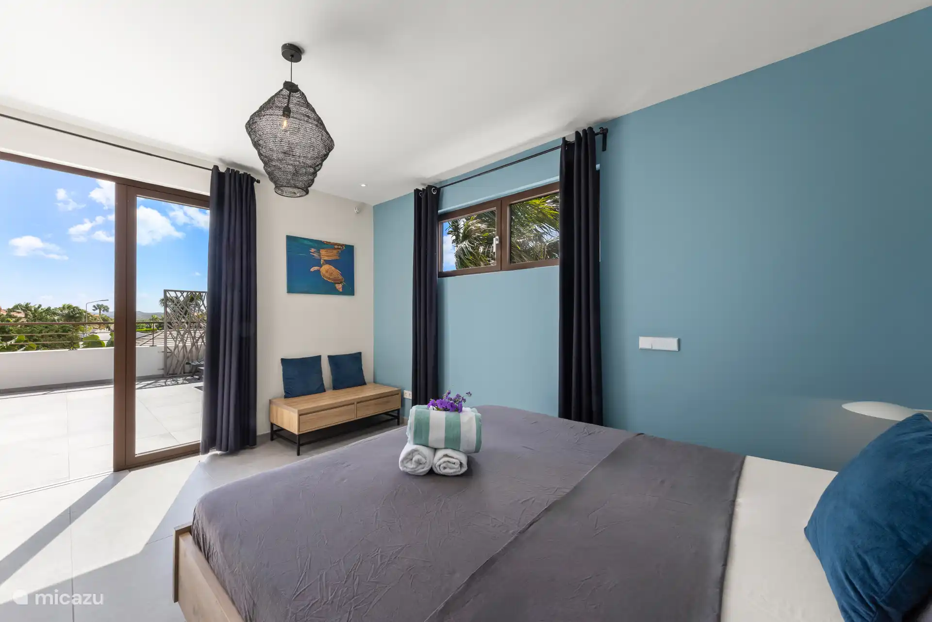 Master bedroom met openslaande deuren naar het dakterras.