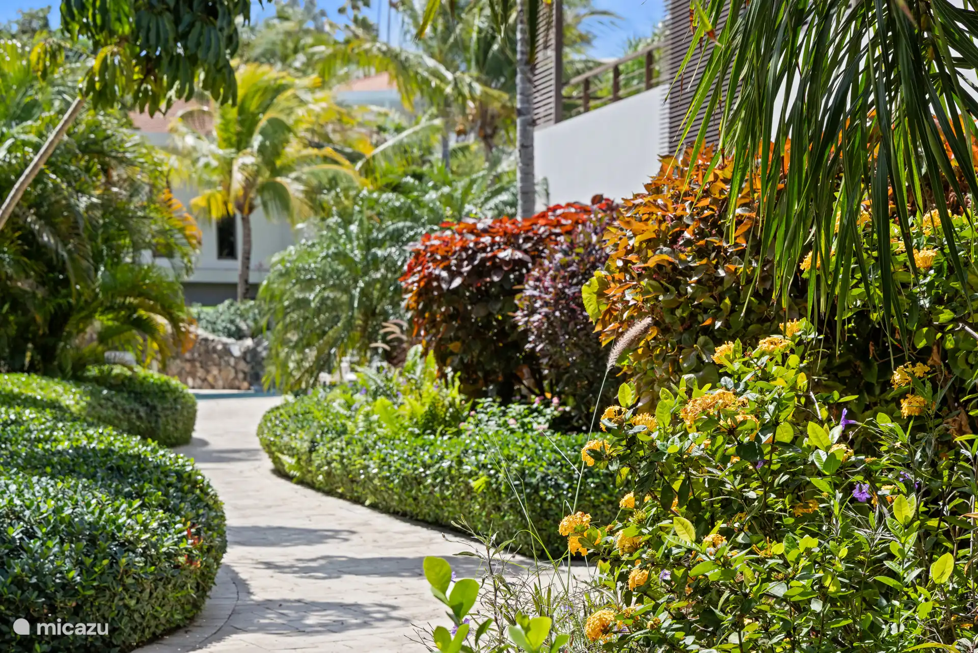 Het appartement is omringd door weelderige tropische tuinen, een waar Caribisch paradijs.