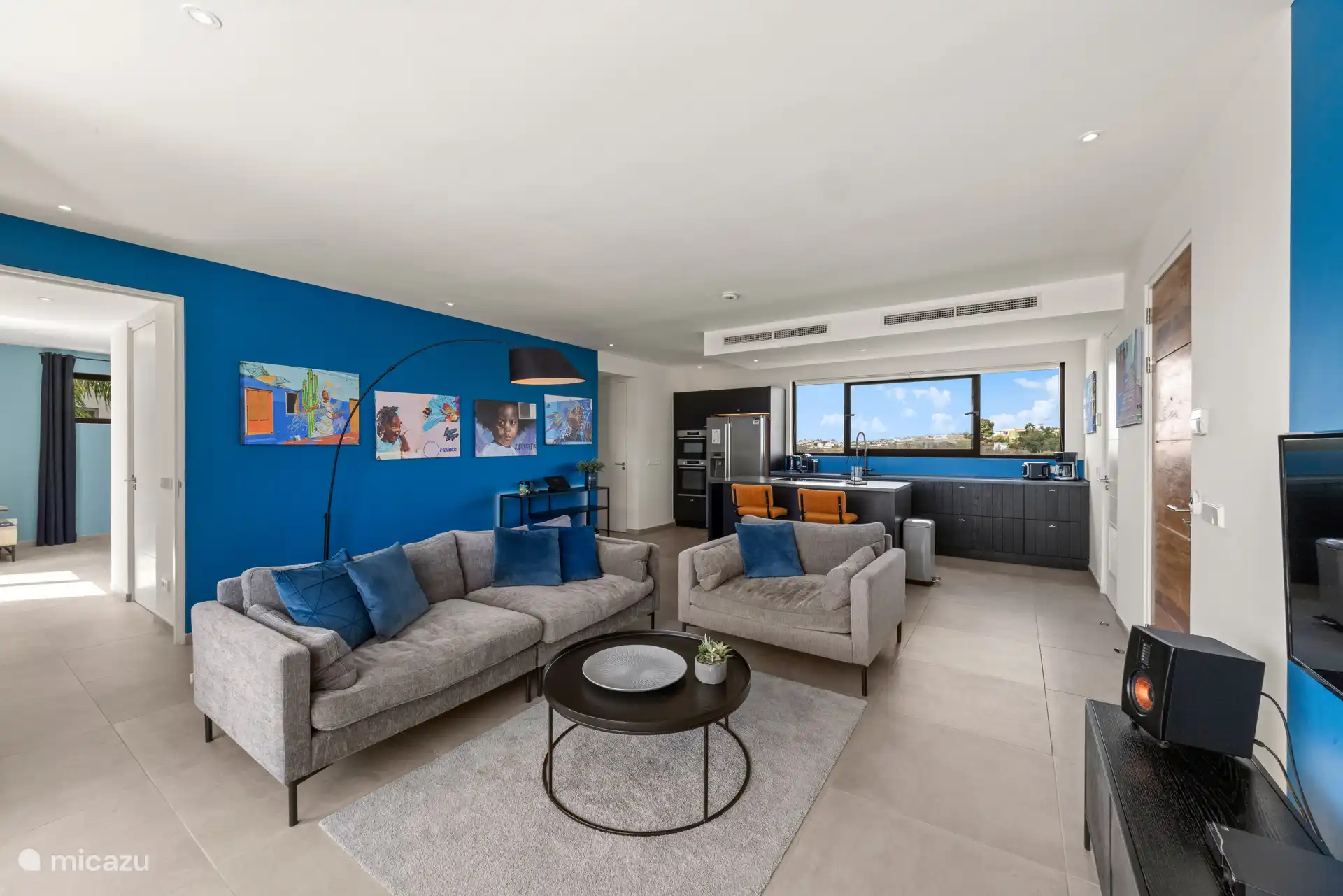 De open keuken loopt naadloos over in de woonruimte.