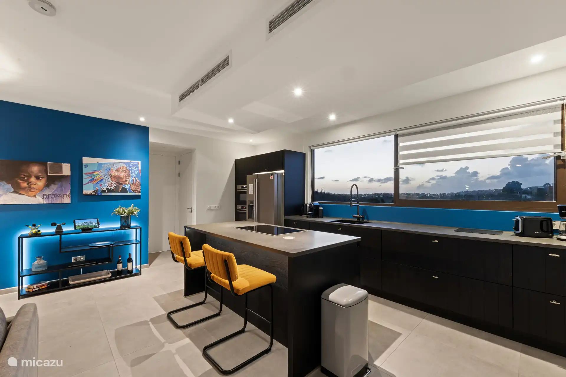 Moderne open keuken — perfect om te koken, samen te genieten of gezellig te borrelen.