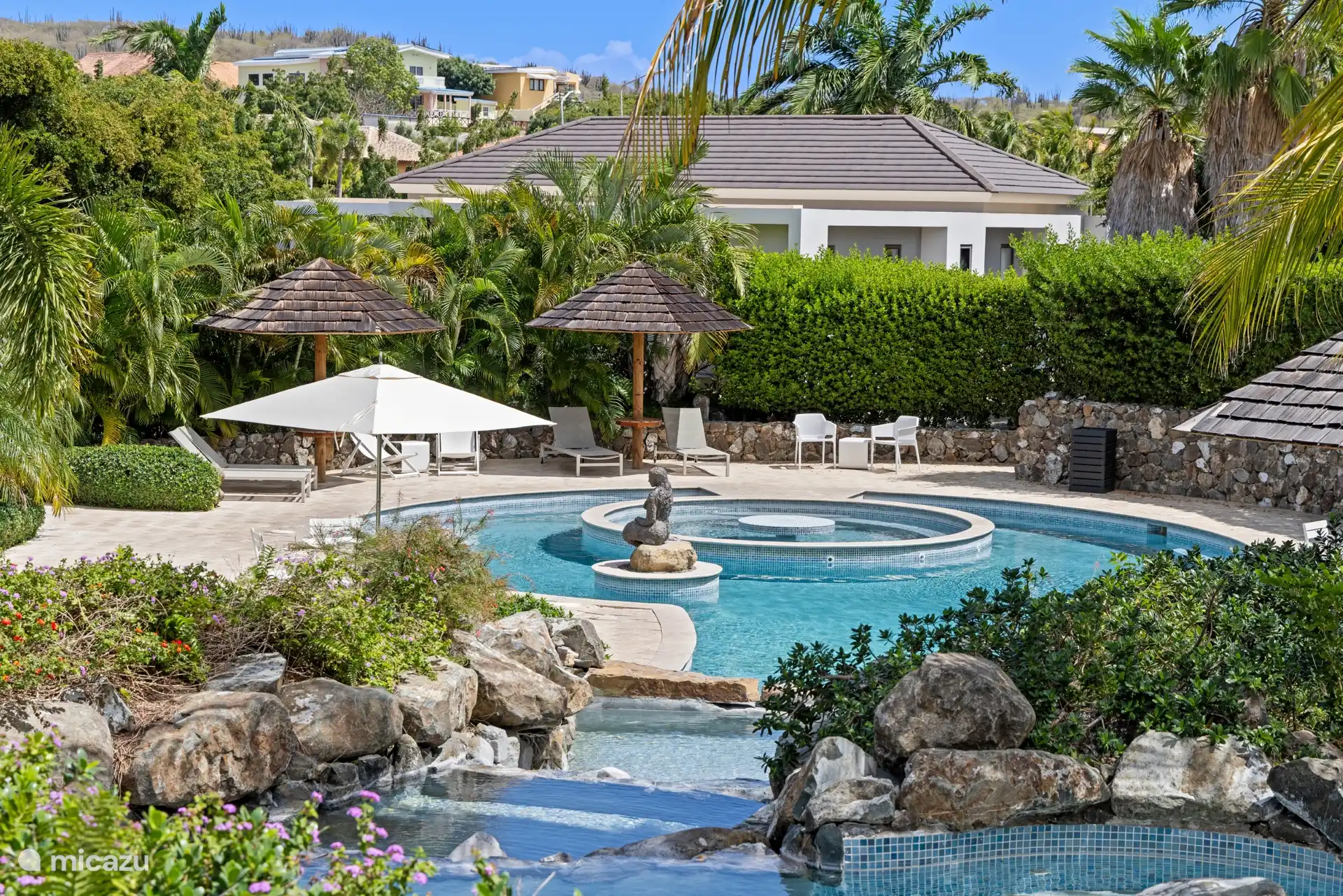 Gelegen naast het appertement.