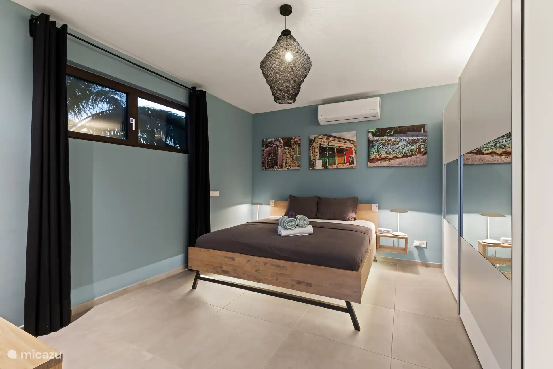 Gezellige sfeer door aanwezige verlichting.