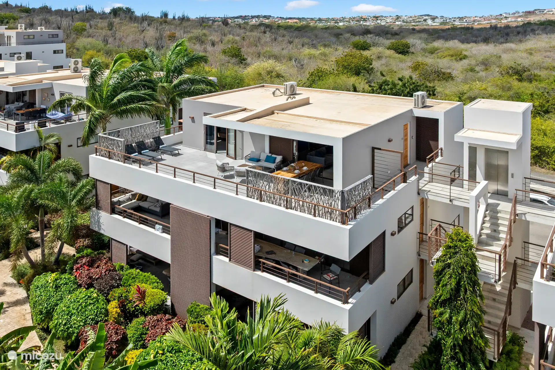De penthouse is omringd door weelderige tropische tuinen en hoogwaardige zonneterrassen.
