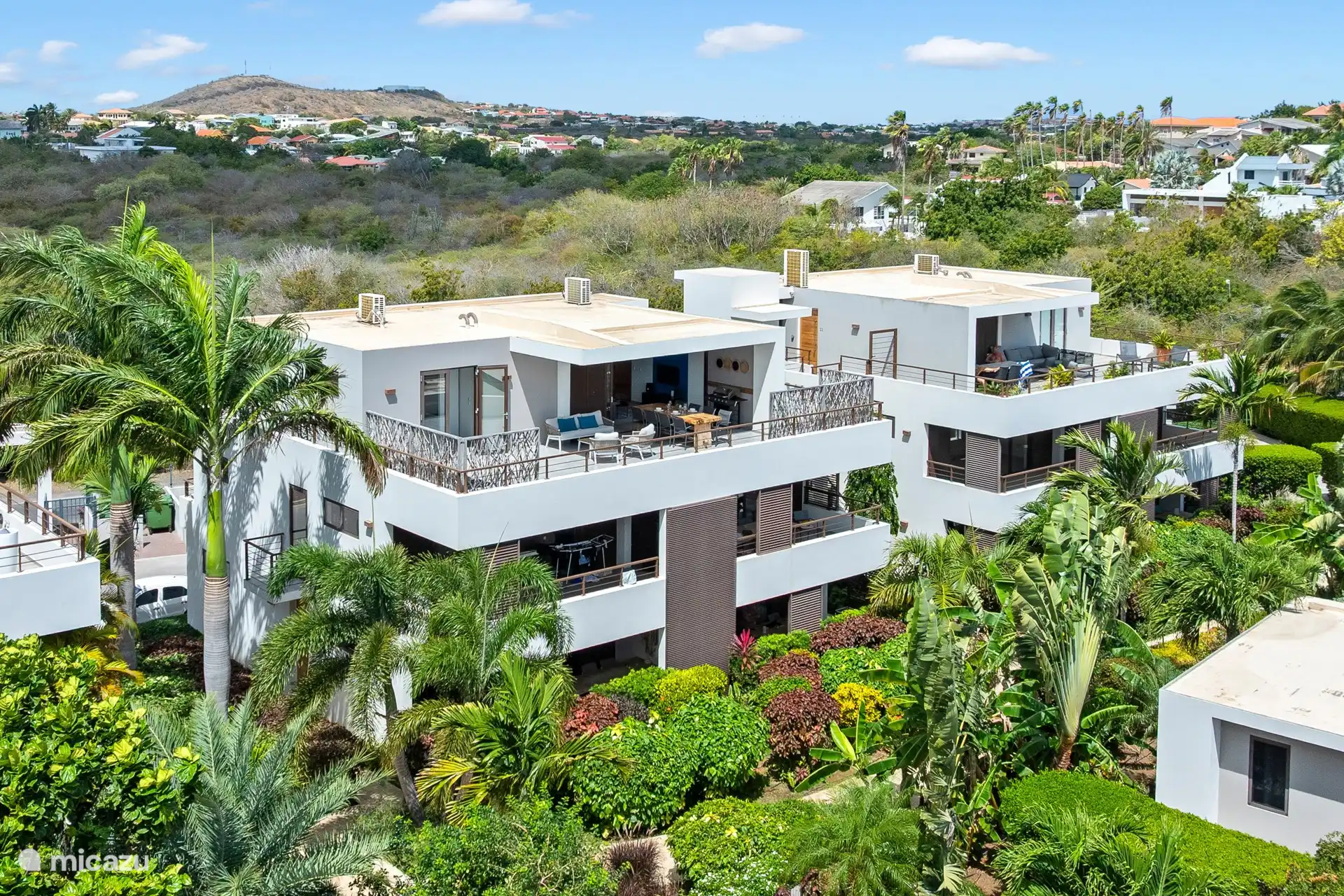 Gelegen op slechts 5 minuten van de populaire stranden van Jan Thiel biedt dit penthouse de perfecte balans tussen rust en eilandavontuur.