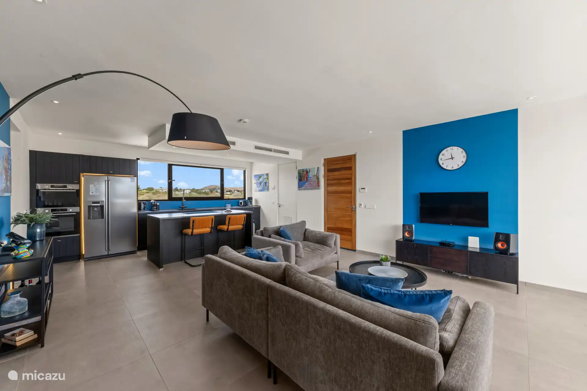 Dit moderne penthouse met 2 slaapkamers en 2 badkamers biedt comfortabel plaats aan maximaal 4 gasten, verdeeld over 110 m² aan stijlvolle leefruimte.