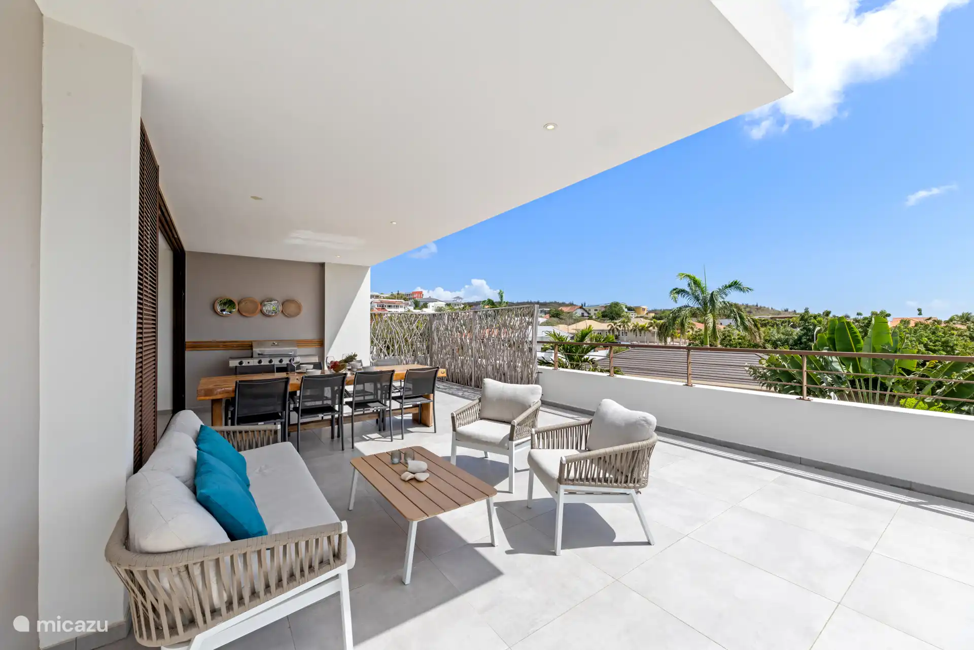 Kom tot rust in de gezellige loungehoek terwijl de zon ondergaat.