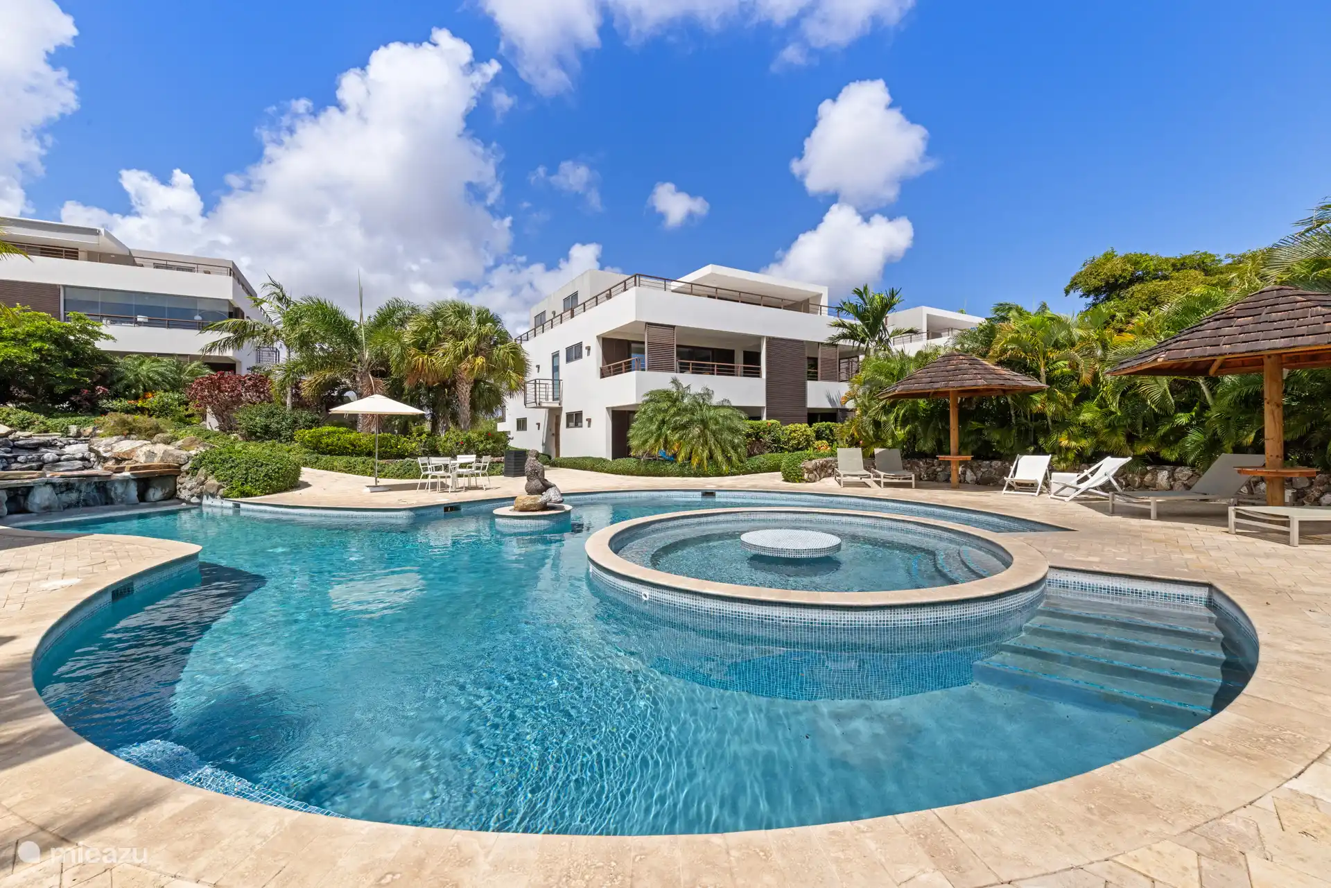 Tijdens je verblijf heb je ook toegang tot de twee grote zwembaden van het resort.