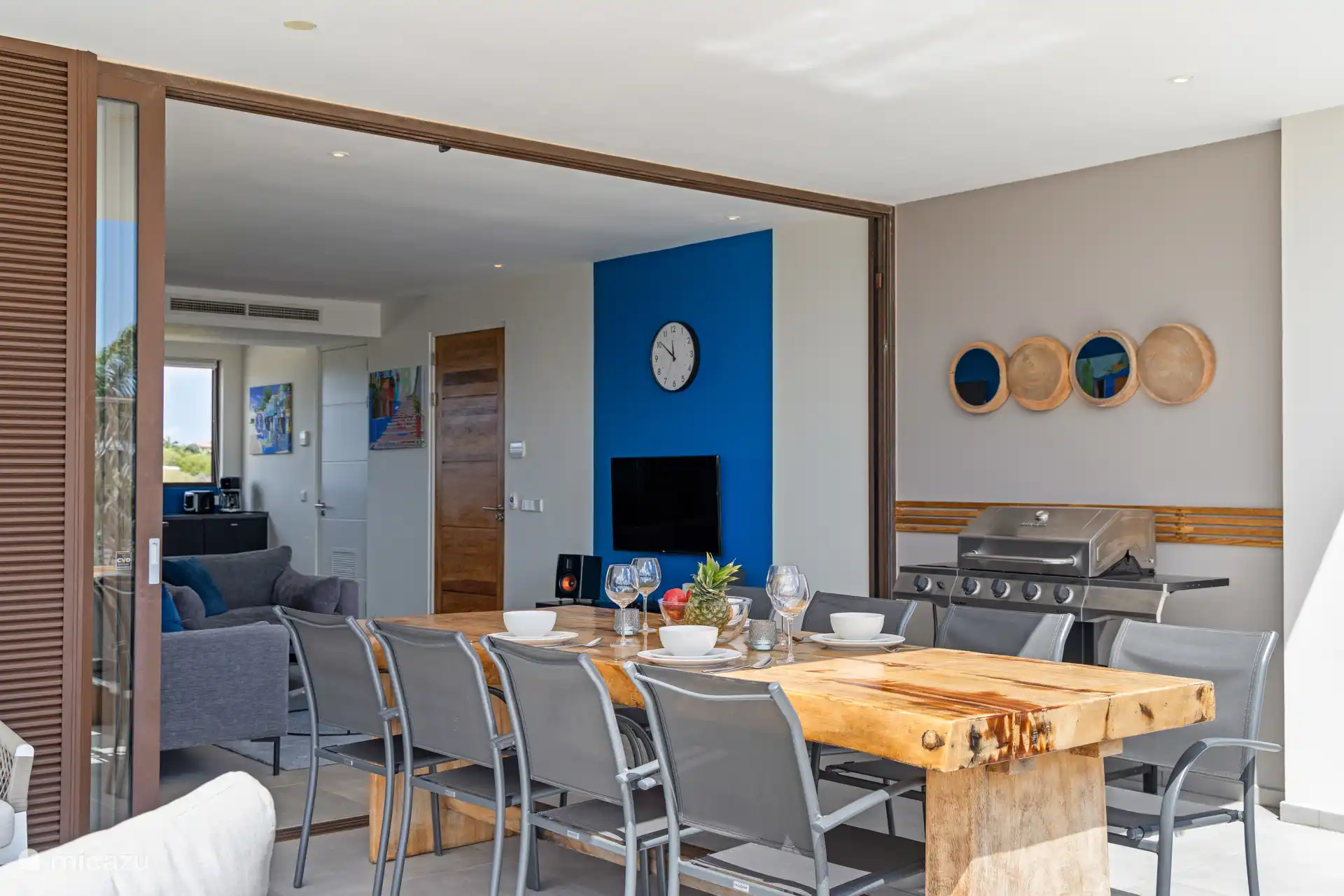 Geniet van BBQ-avonden met de grote gasgrill.