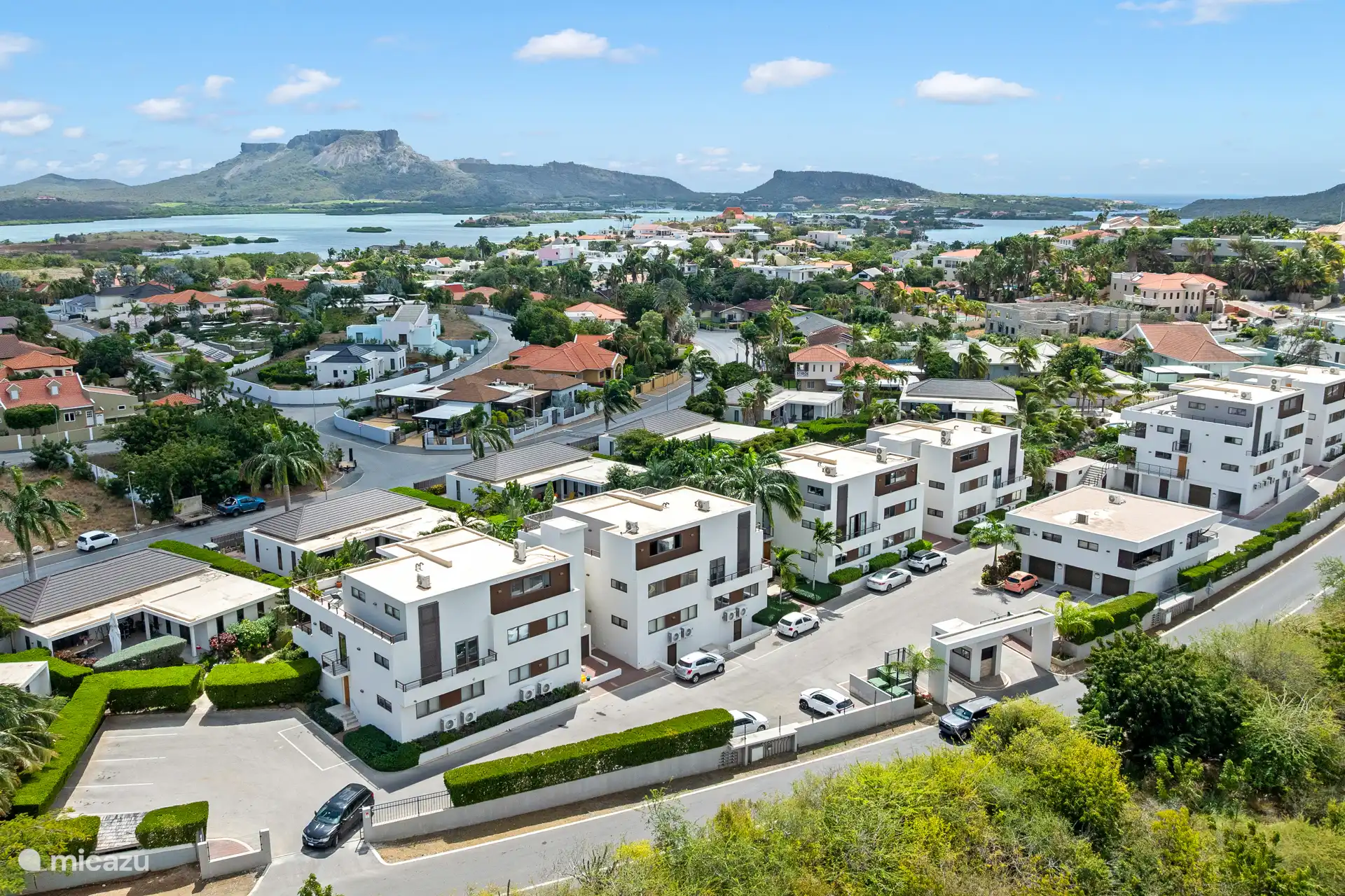 Gelegen op slechts 5 minuten van de populaire stranden van Jan Thiel biedt dit penthouse de perfecte balans tussen rust en eilandavontuur.