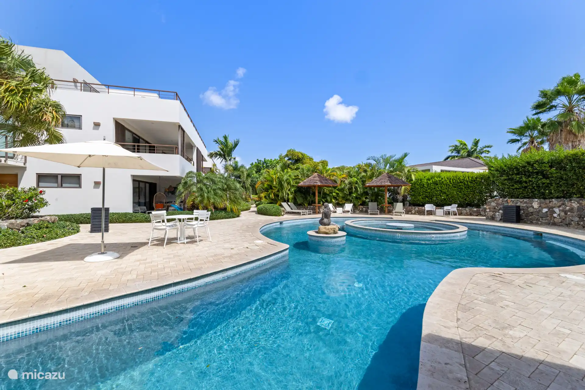 Tijdens je verblijf heb je ook toegang tot de twee grote zwembaden van het resort.