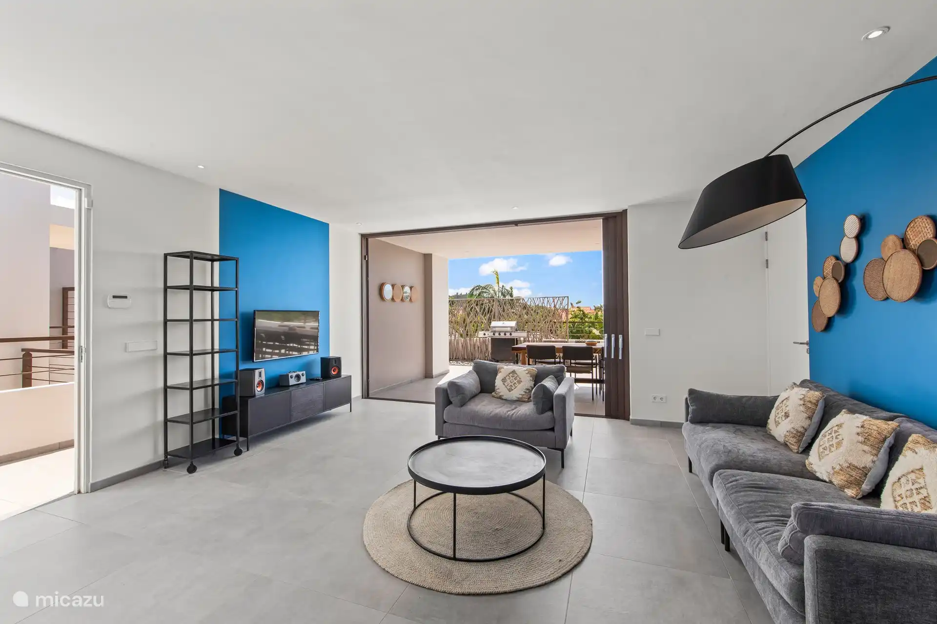 Woonkamer met uitloop naar het balkon