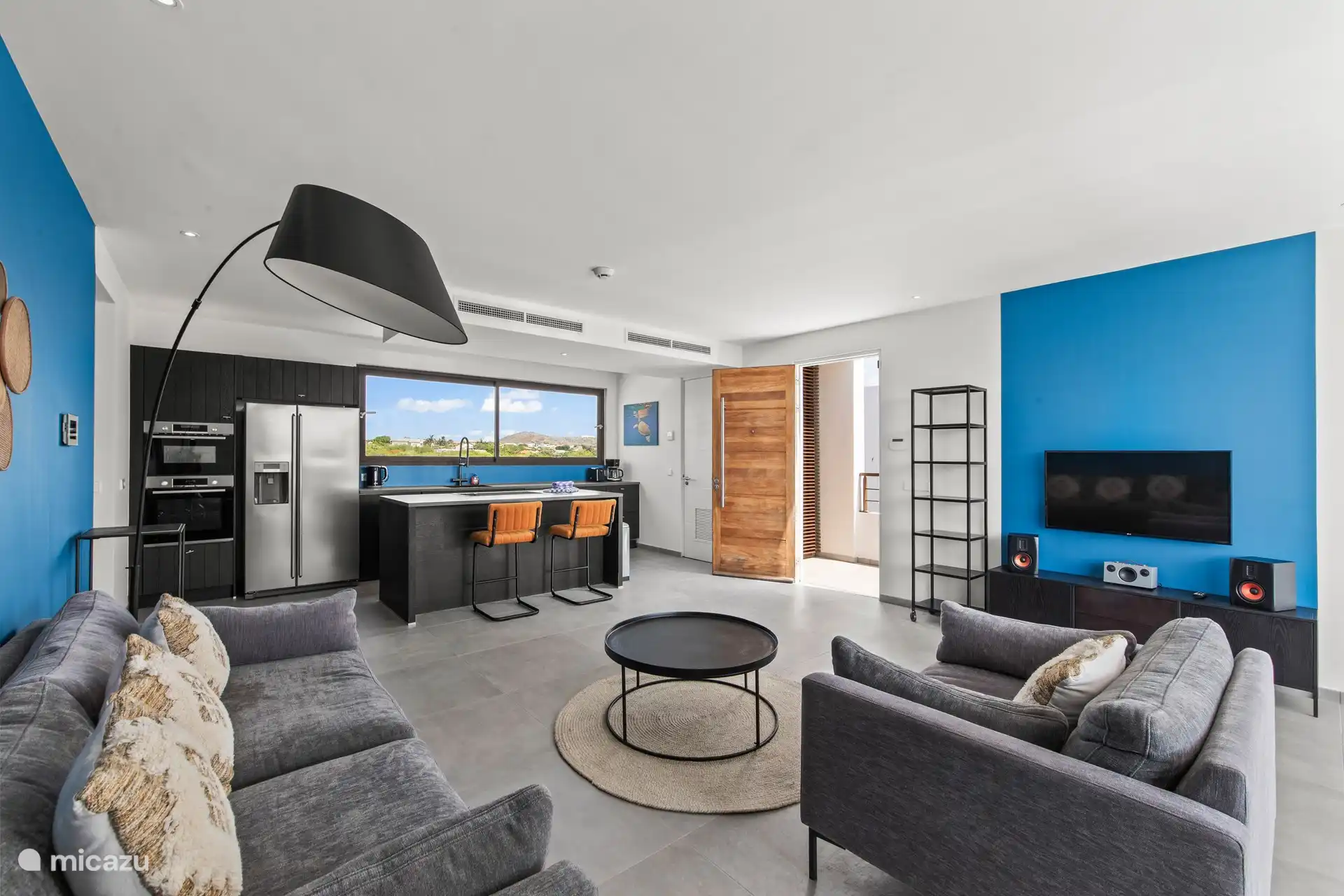 Stijlvolle woonkamer en ruime keuken