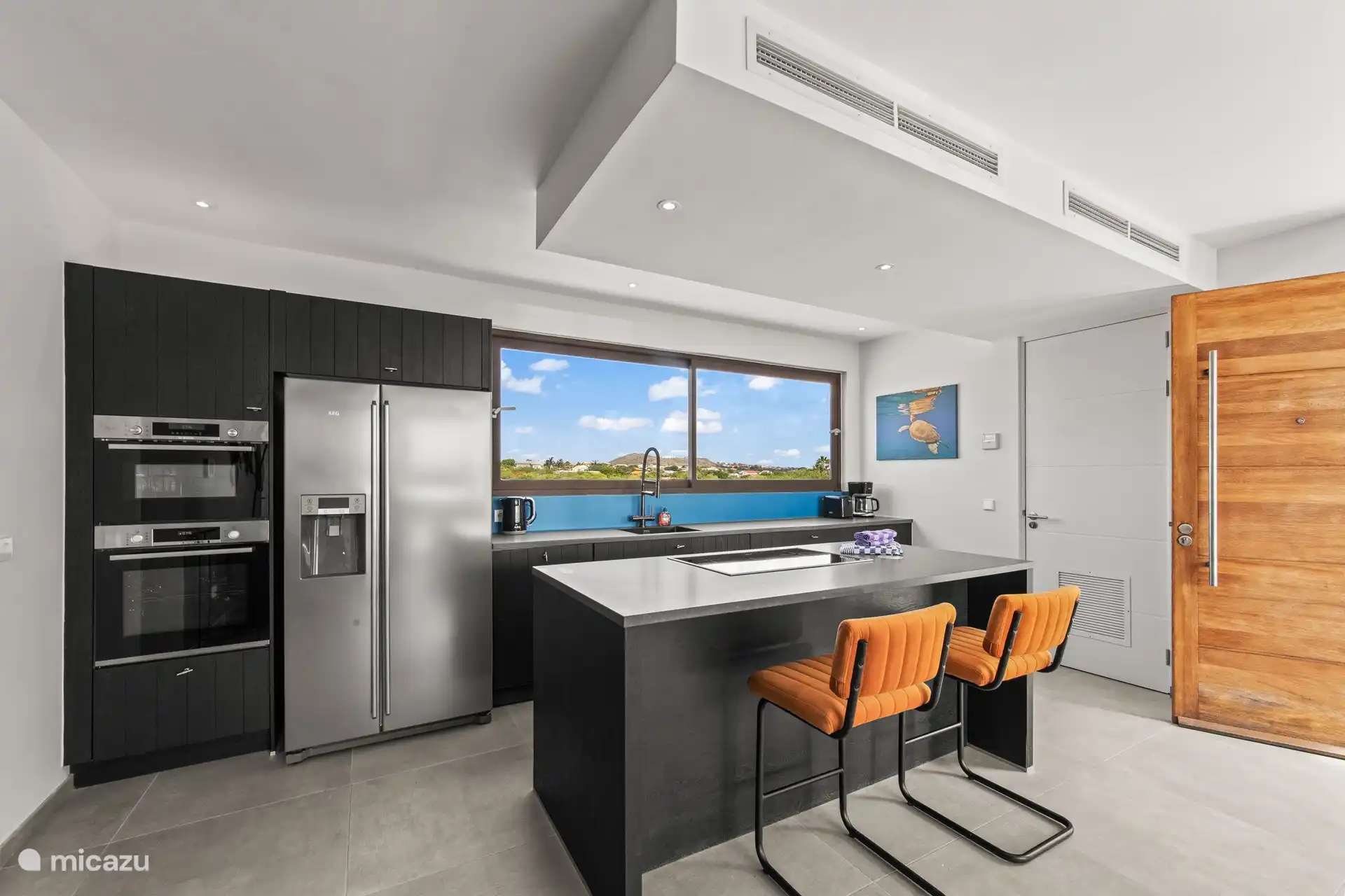 Ruime stijlvolle keuken met uitzicht