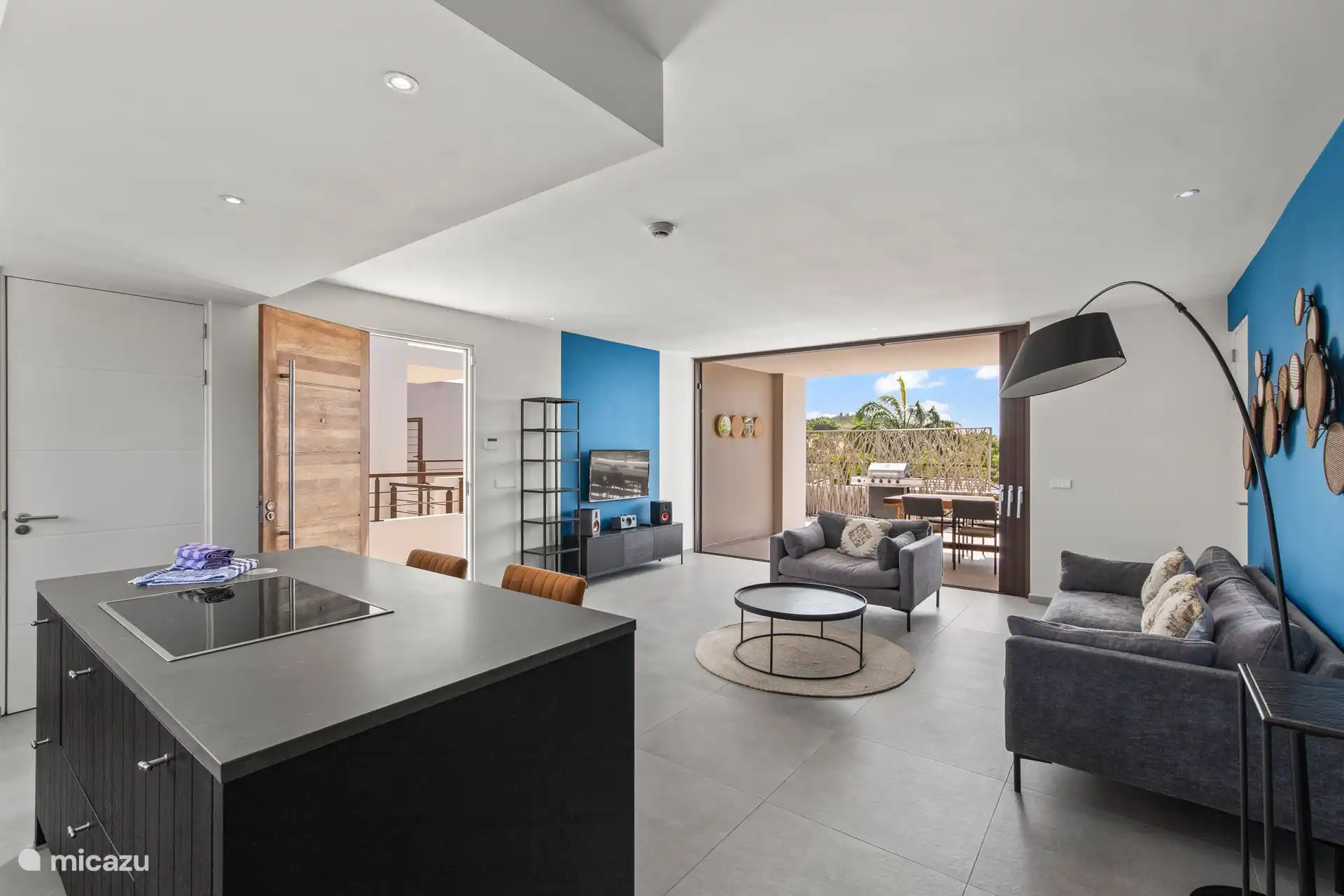 Woonkamer met uitloop op het balkon