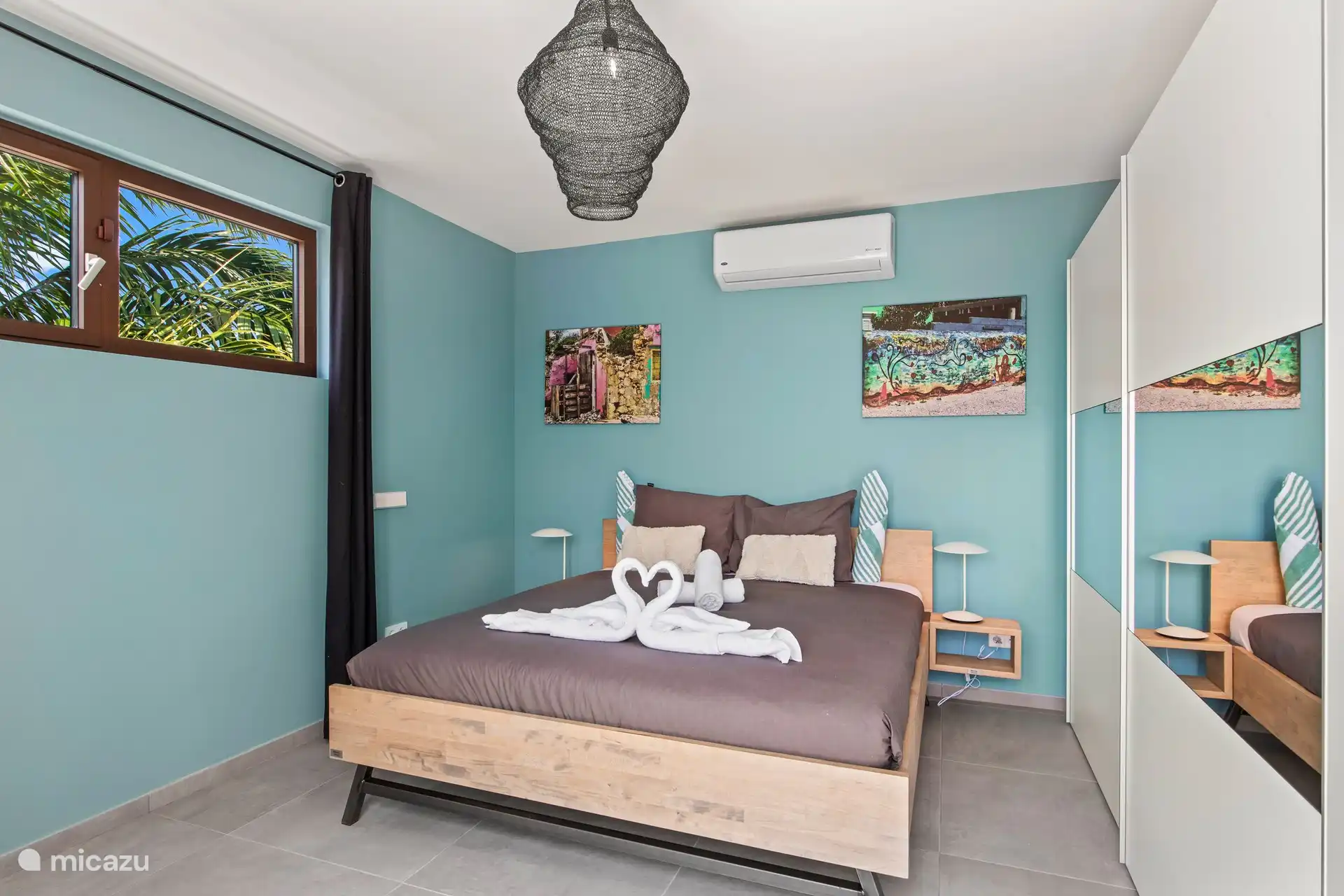 Slaapkamer 1 met tweepersoonsbed en a/c