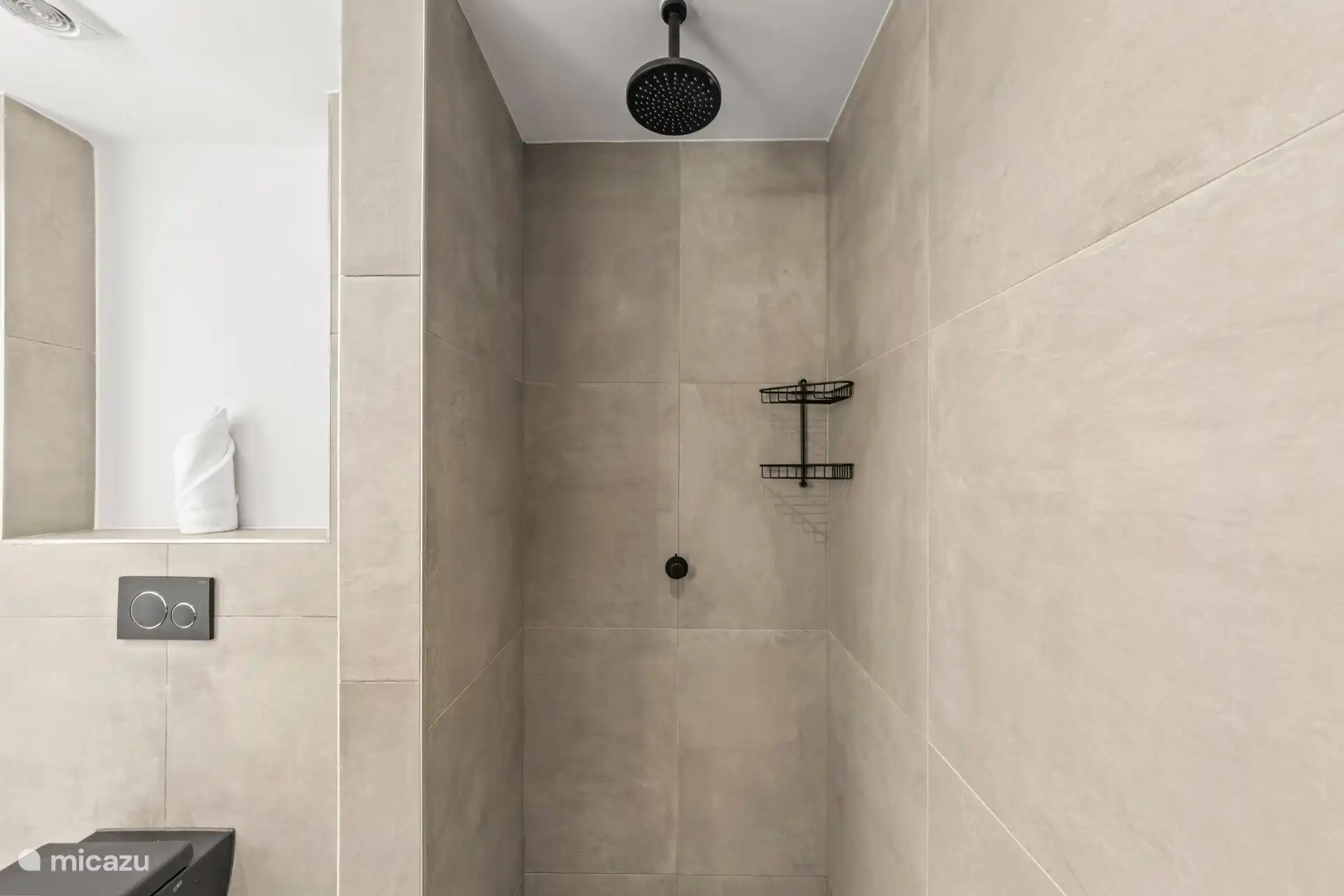 Badkamer bij slaapkamer 2 met regendouche en toilet