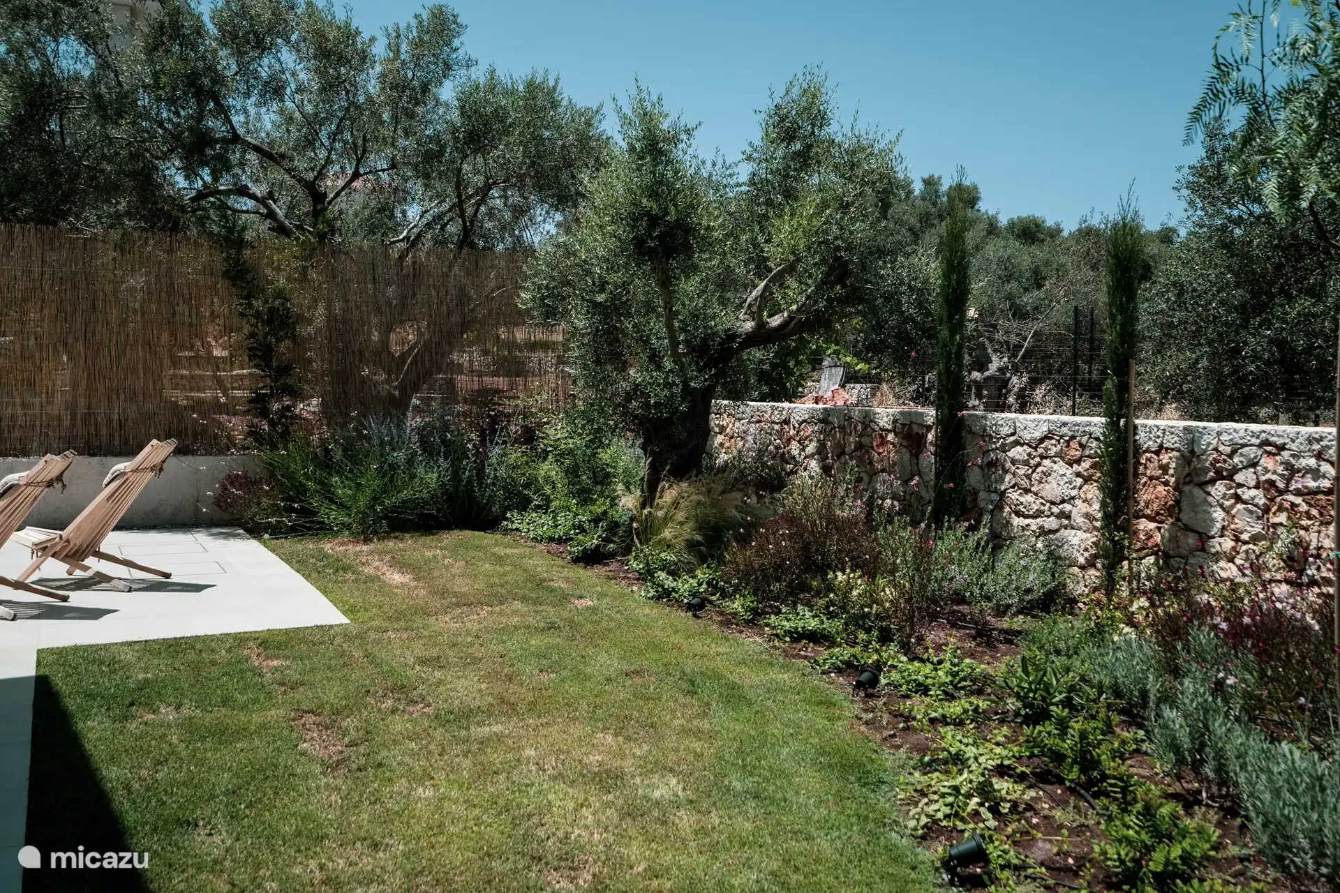 Papadria Villas - Luxuriöses Wohnen Lefkada - Garten mit Rasen und Hängematte - perfekt für Kinder