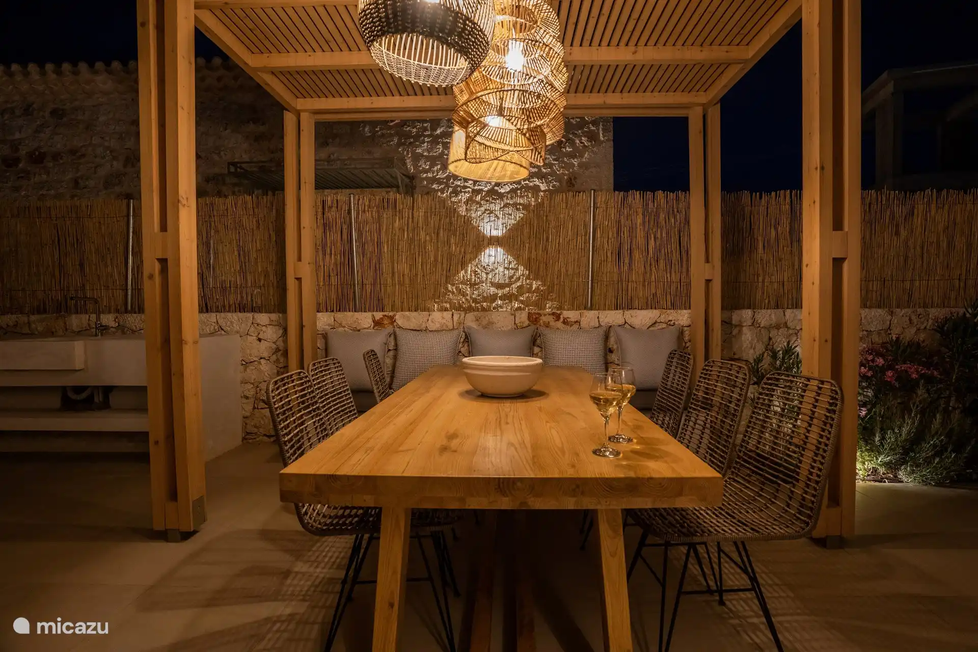 Papadria Villas - Luxuriöses Wohnen Lefkada - Außenküche mit Essbereich 