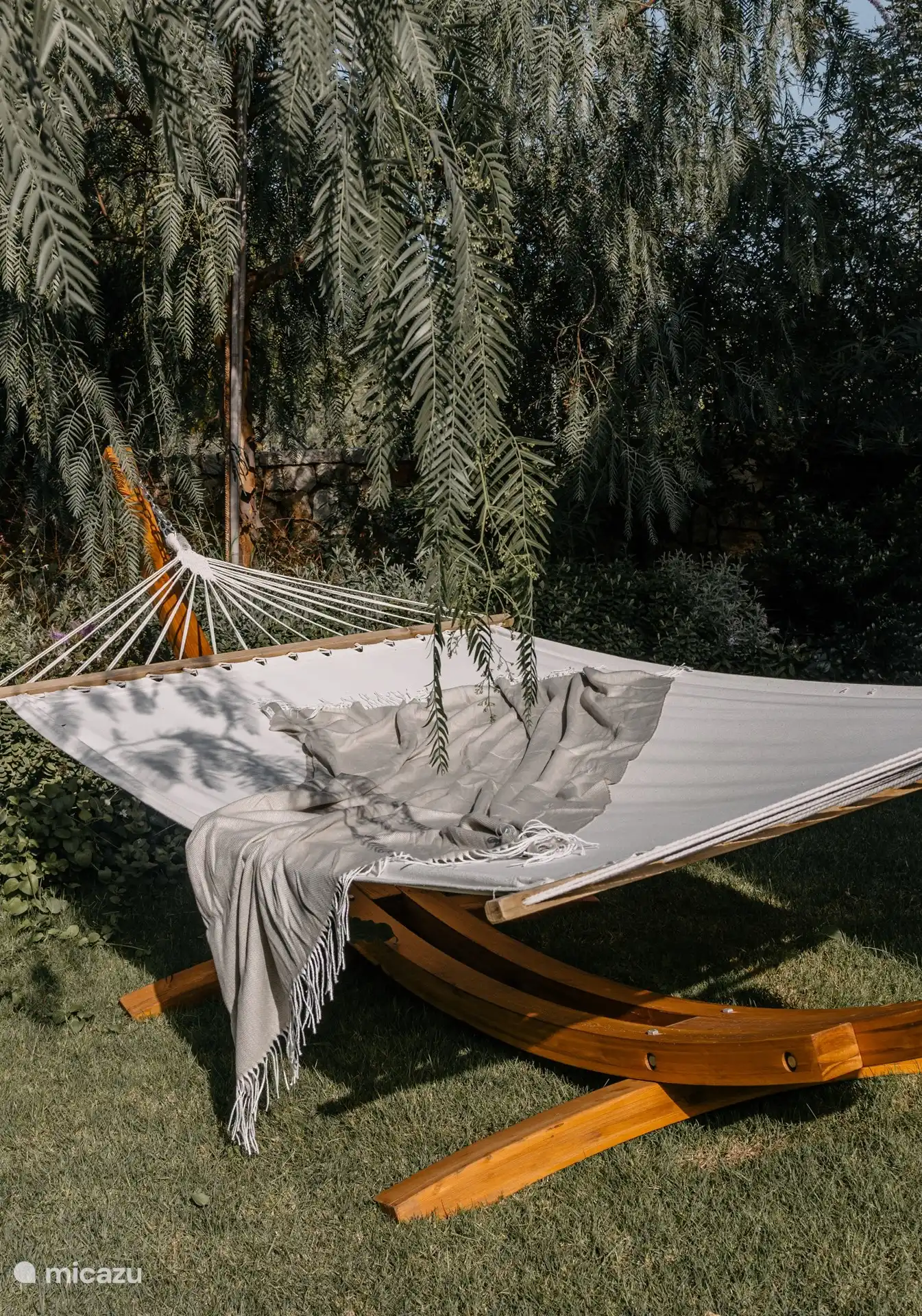 Garten mit Rasen und Hängematte 