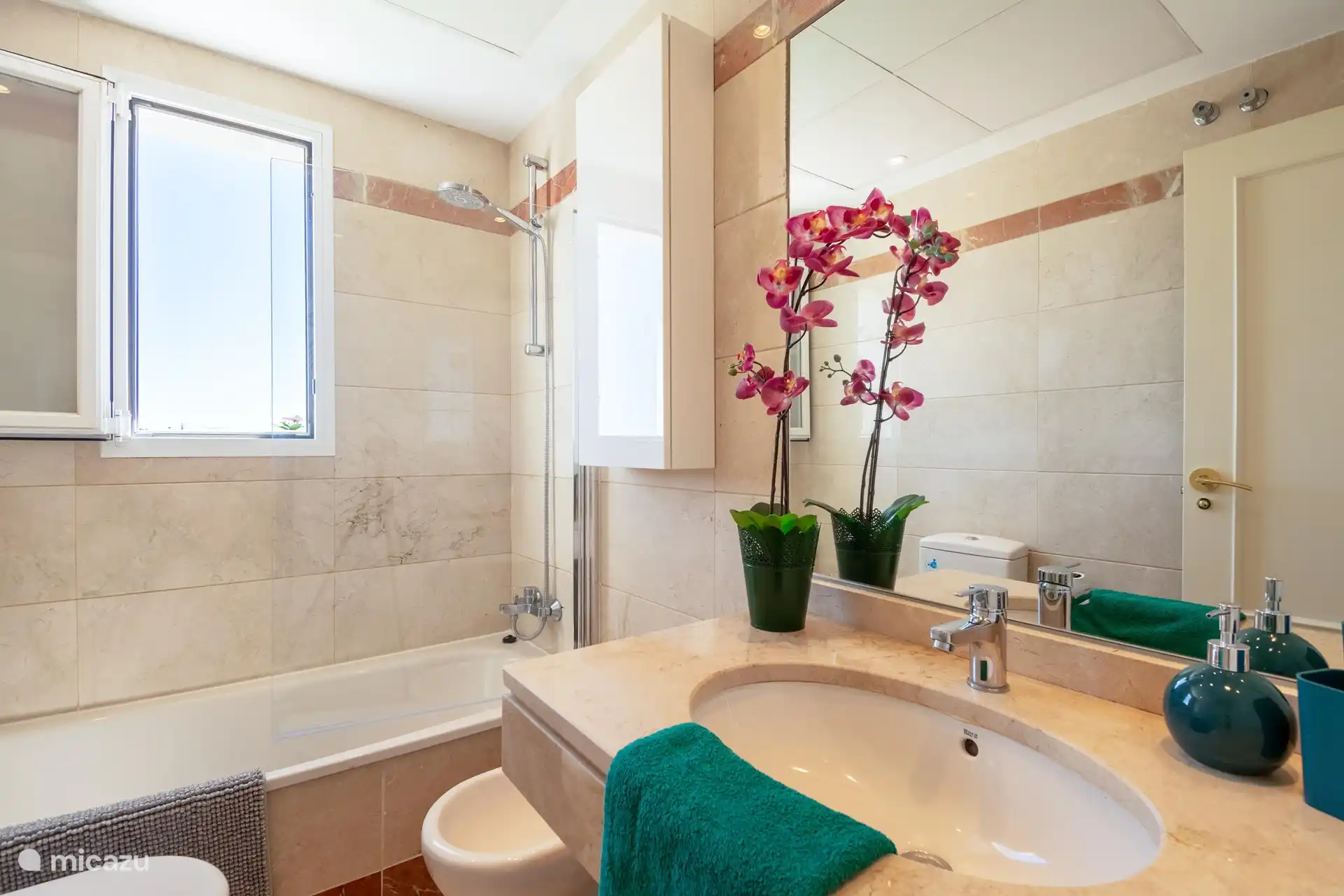 Salle de bain avec baignoire de vakantiehuisjeinspanje.nl