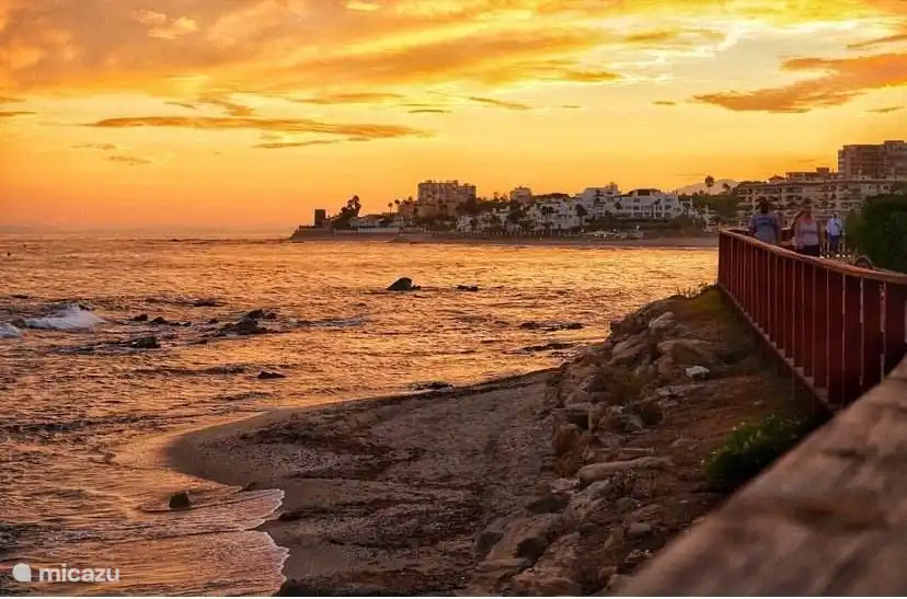 En 5 minutes en voiture, vous êtes sur la promenade à La Cala de Mijas. Une fantastique promenade piétonne pour de longues promenades ou courir le long de la mer. Il y a beaucoup de chiringuitos disponibles pour une collation ou une boisson. 
